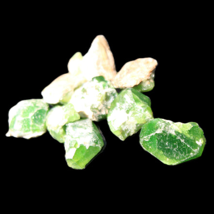 Green Garnet from Pakistan 10 tiny crystals 14.3g in sunlight - Rocks and Things Store