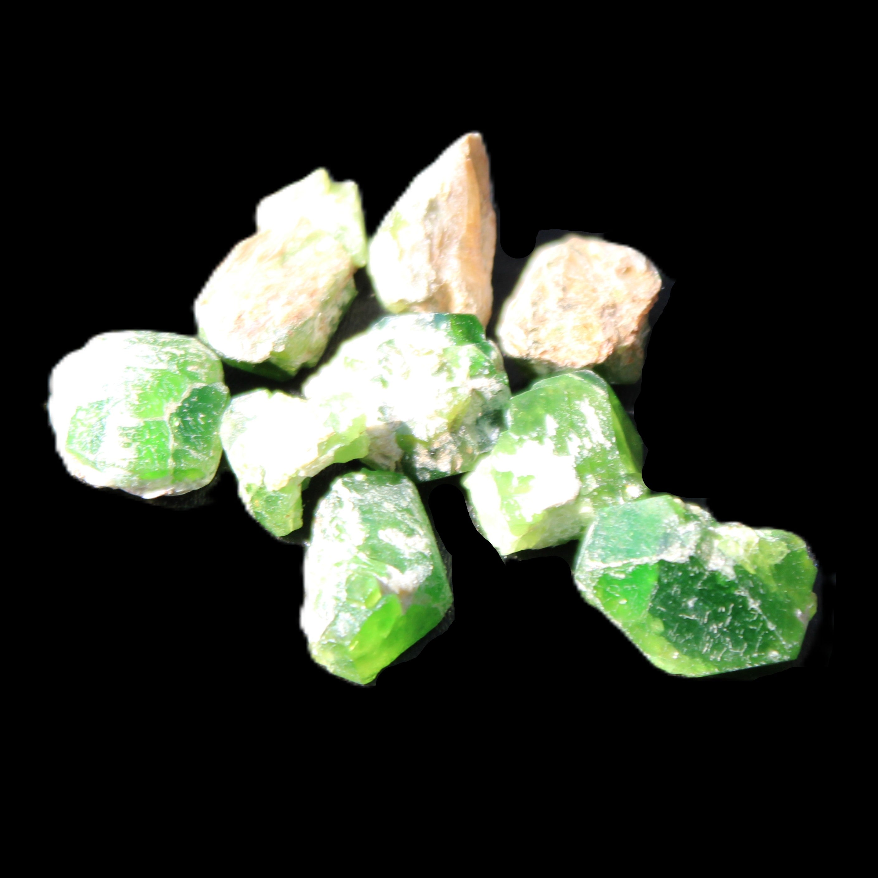 Green Garnet from Pakistan 10 tiny crystals 14.3g in sunlight - Rocks and Things Store