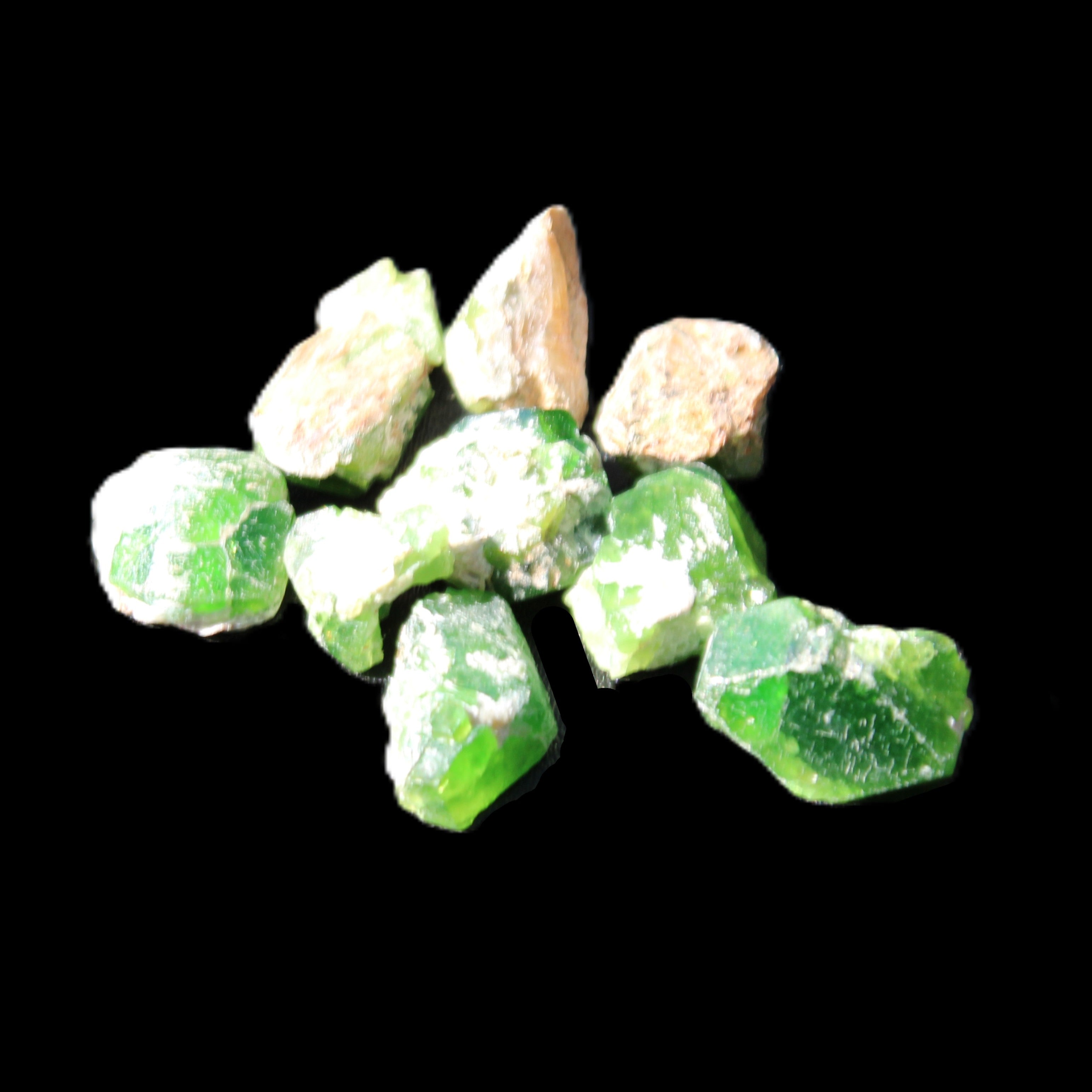 Green Garnet from Pakistan 10 tiny crystals 14.3g in sunlight - Rocks and Things Store