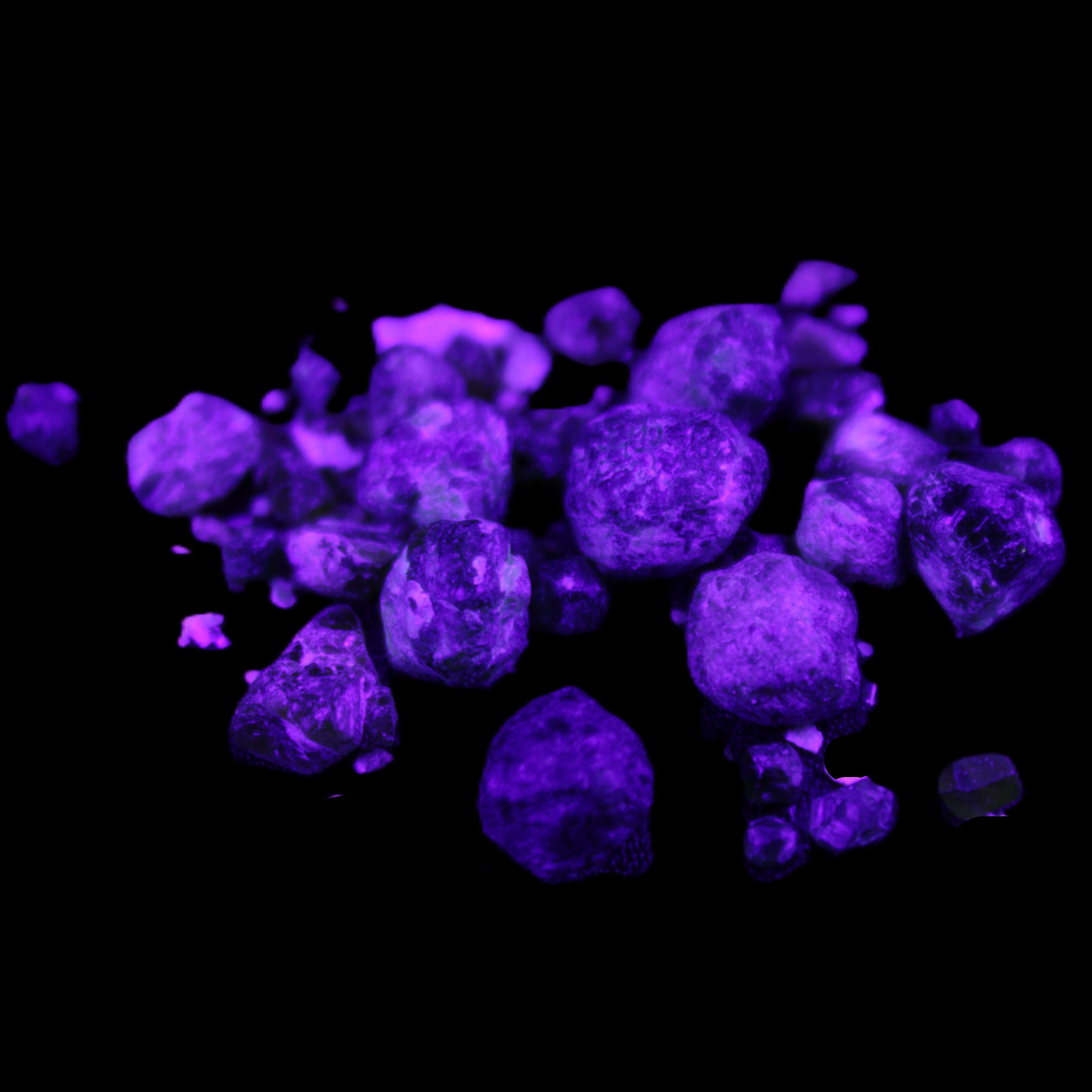 Green Garnet from Pakistan 26 tiny crystals 6.9g in UV light - Rocks and Things Store