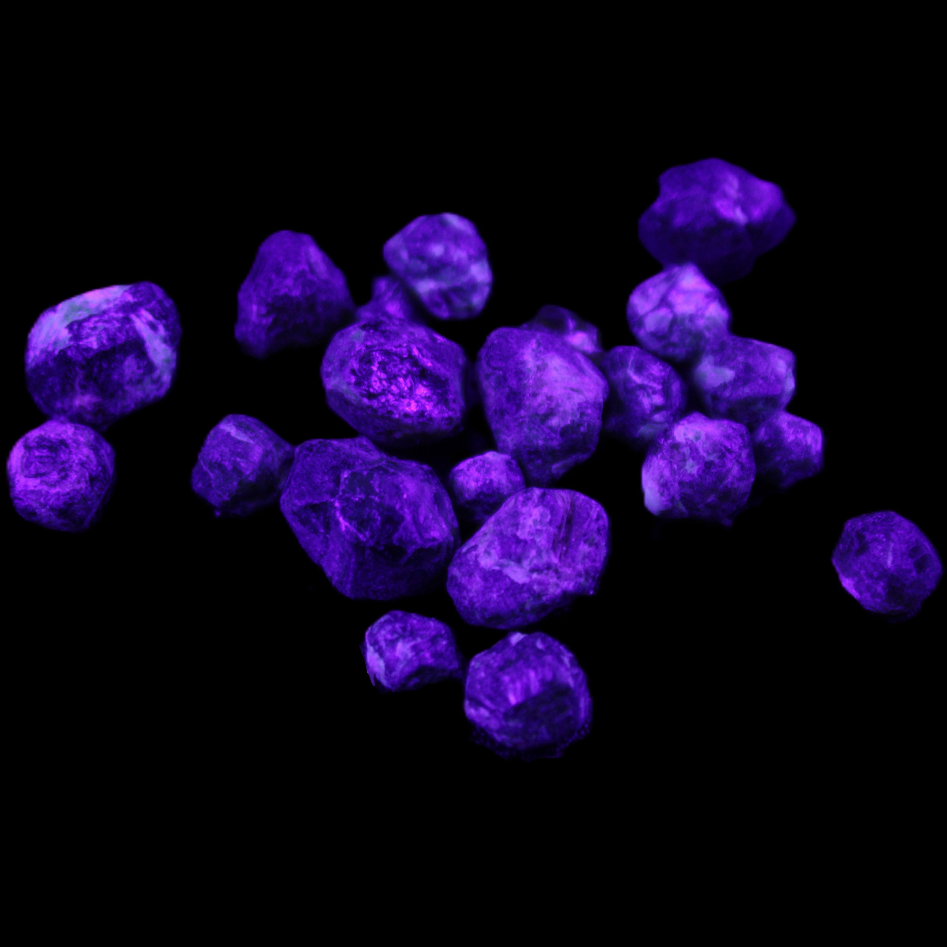 Green Garnet from Pakistan 26 tiny crystals 6.9g in UV light - Rocks and Things Store