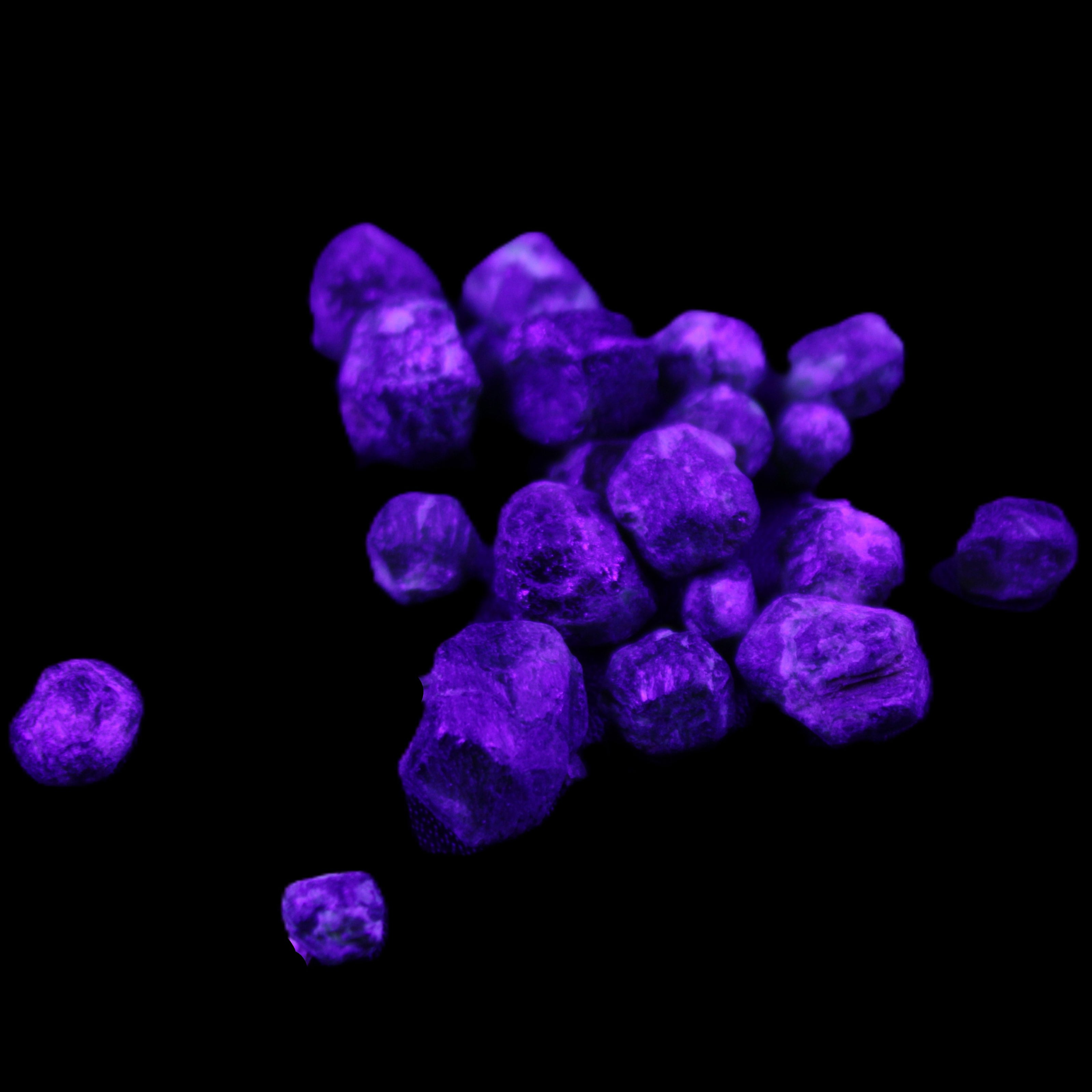 Green Garnet from Pakistan 26 tiny crystals 6.9g in UV light - Rocks and Things Store