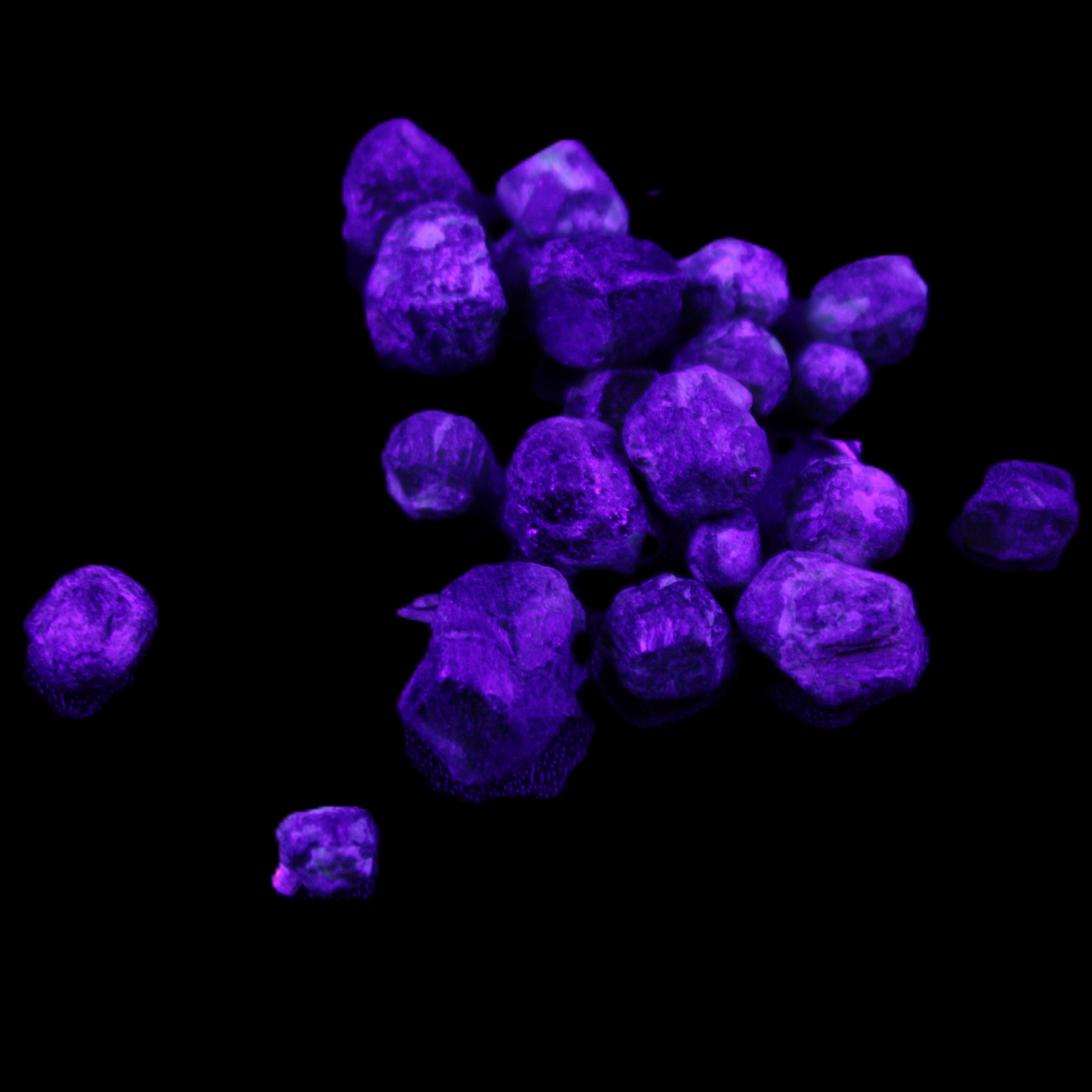 Green Garnet from Pakistan 26 tiny crystals 6.9g in UV light - Rocks and Things Store