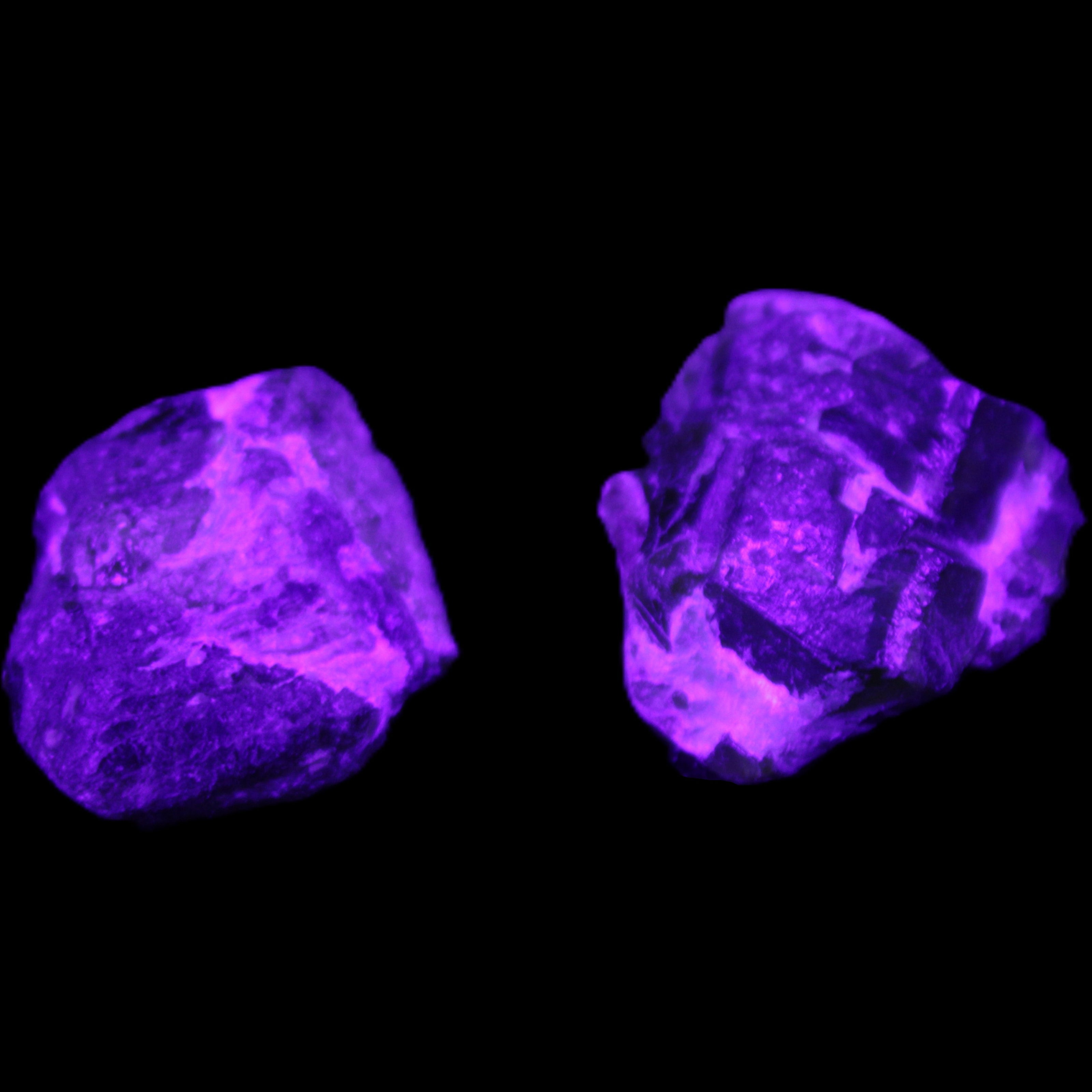Green Garnet from Pakistan 2 crystals 20/22mm 11.5g in UV light - Rocks and Things Store