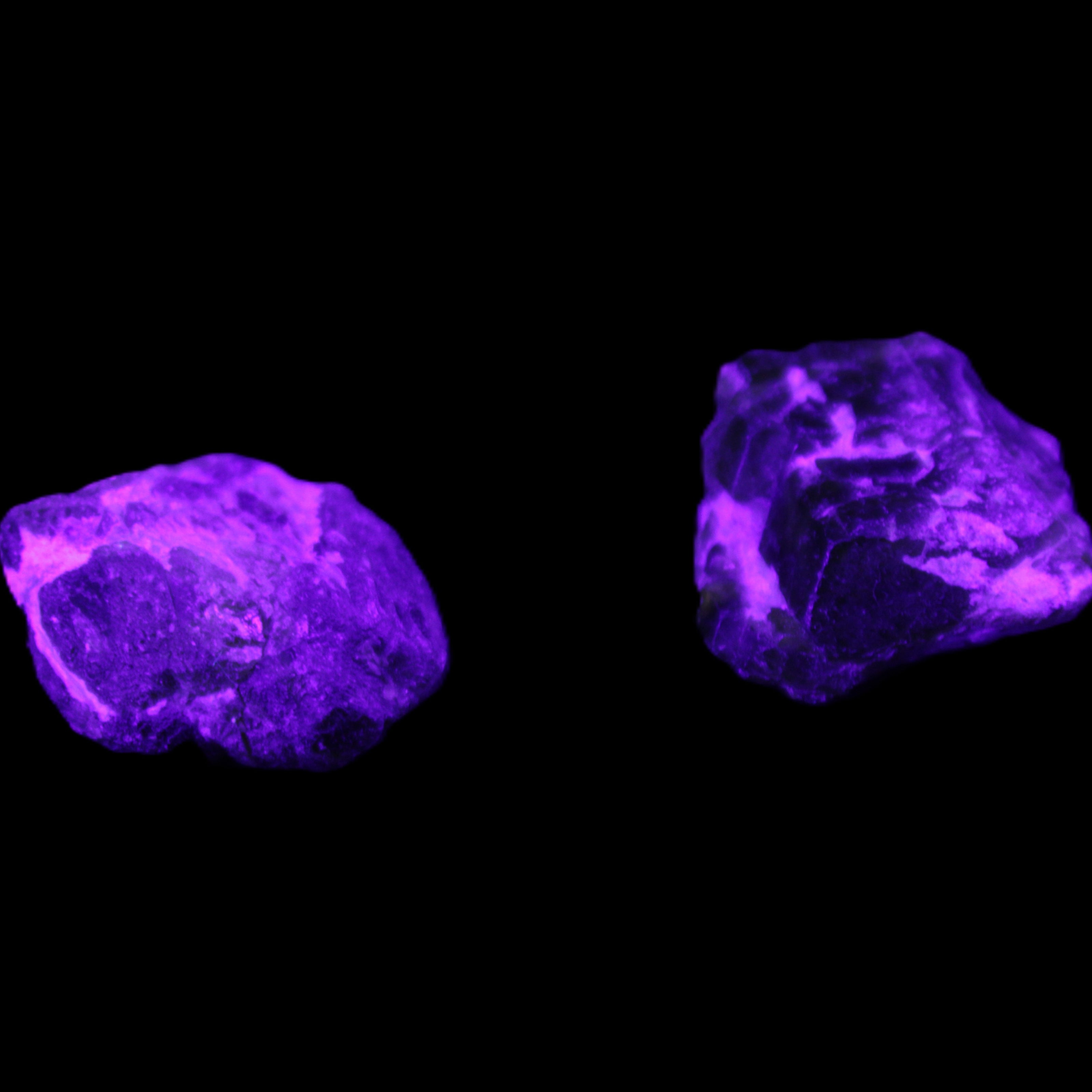 Green Garnet from Pakistan 2 crystals 20/22mm 11.5g in UV light - Rocks and Things Store
