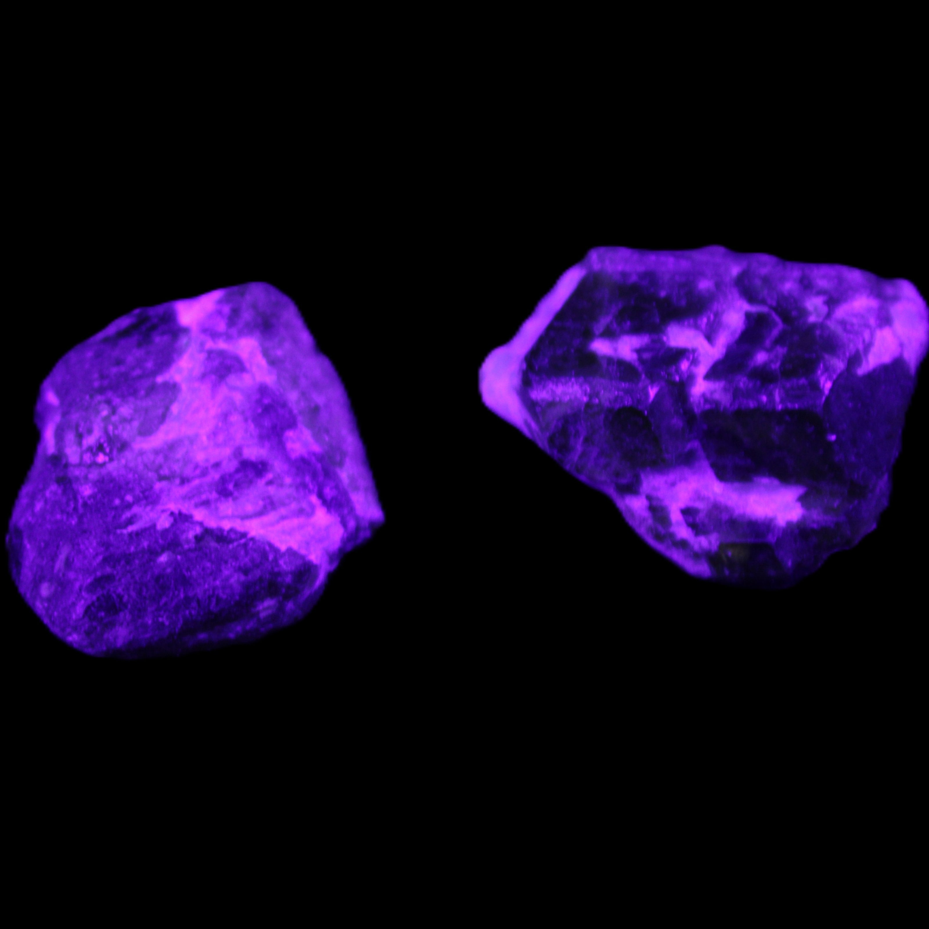 Green Garnet from Pakistan 2 crystals 20/22mm 11.5g in UV light - Rocks and Things Store