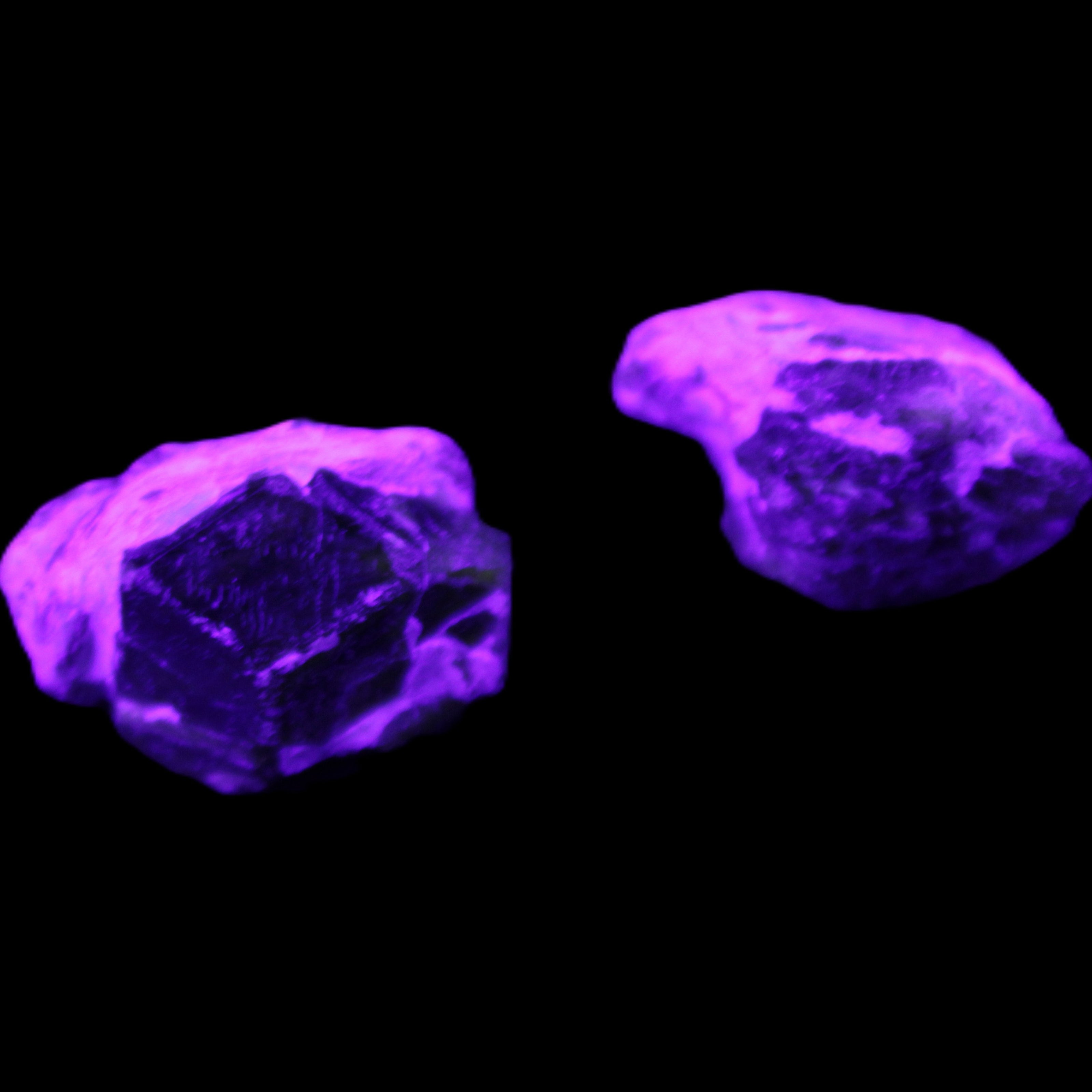 Green Garnet from Pakistan 2 crystals 20mm 12.1g in UV light - Rocks and Things Store