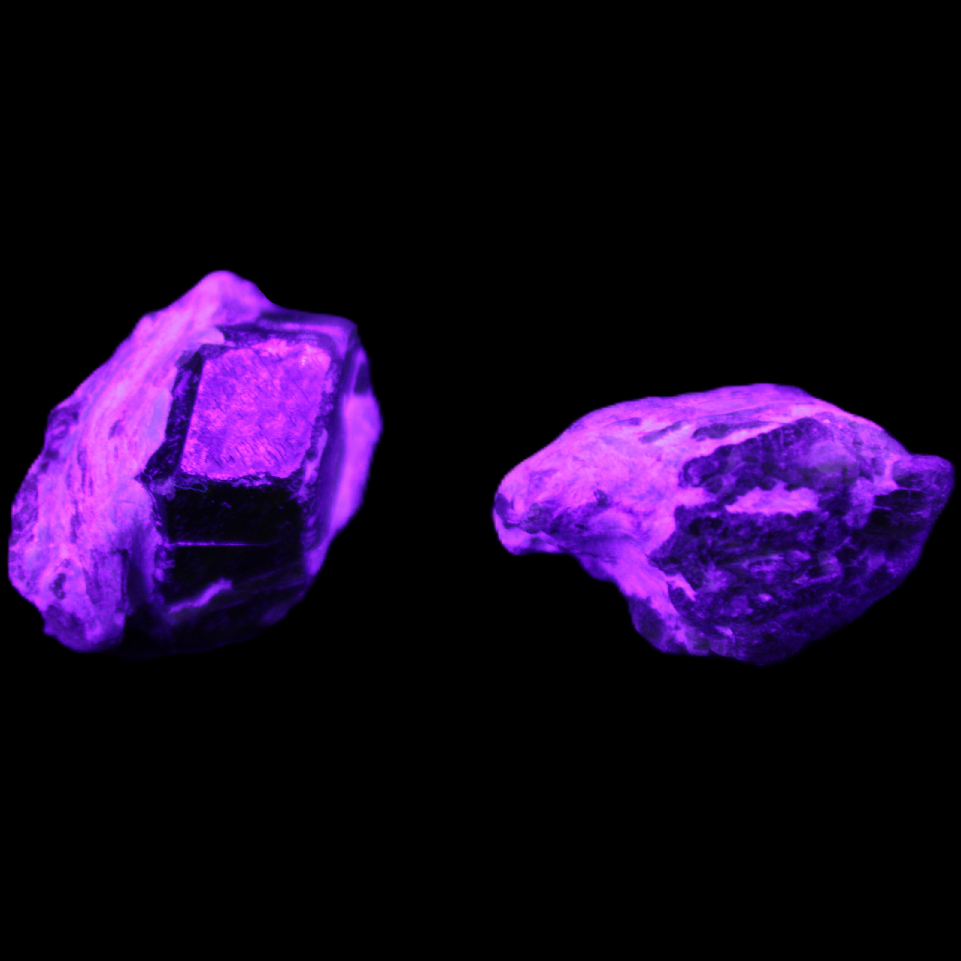 Green Garnet from Pakistan 2 crystals 20mm 12.1g in UV light - Rocks and Things Store