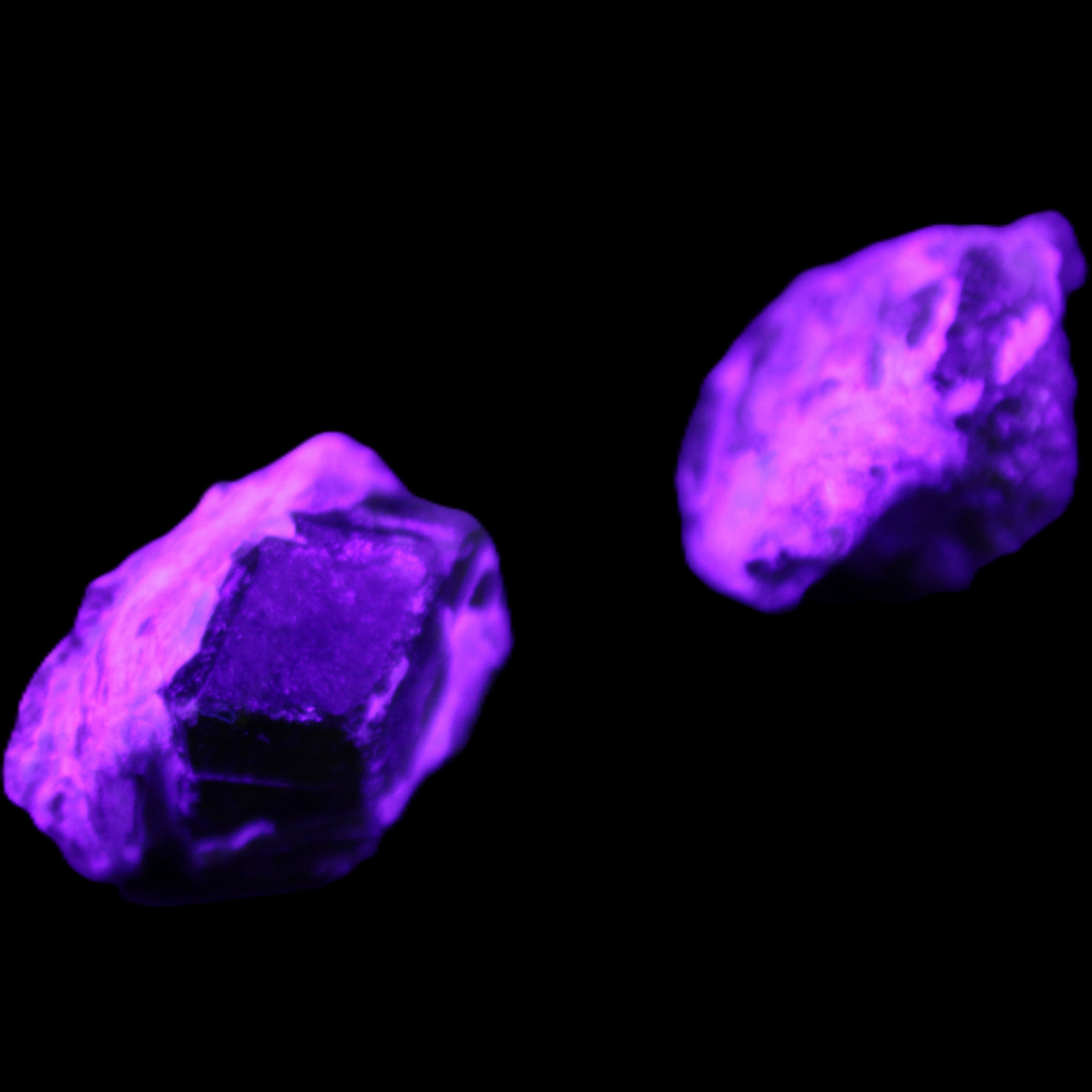 Green Garnet from Pakistan 2 crystals 20mm 12.1g in UV light - Rocks and Things Store
