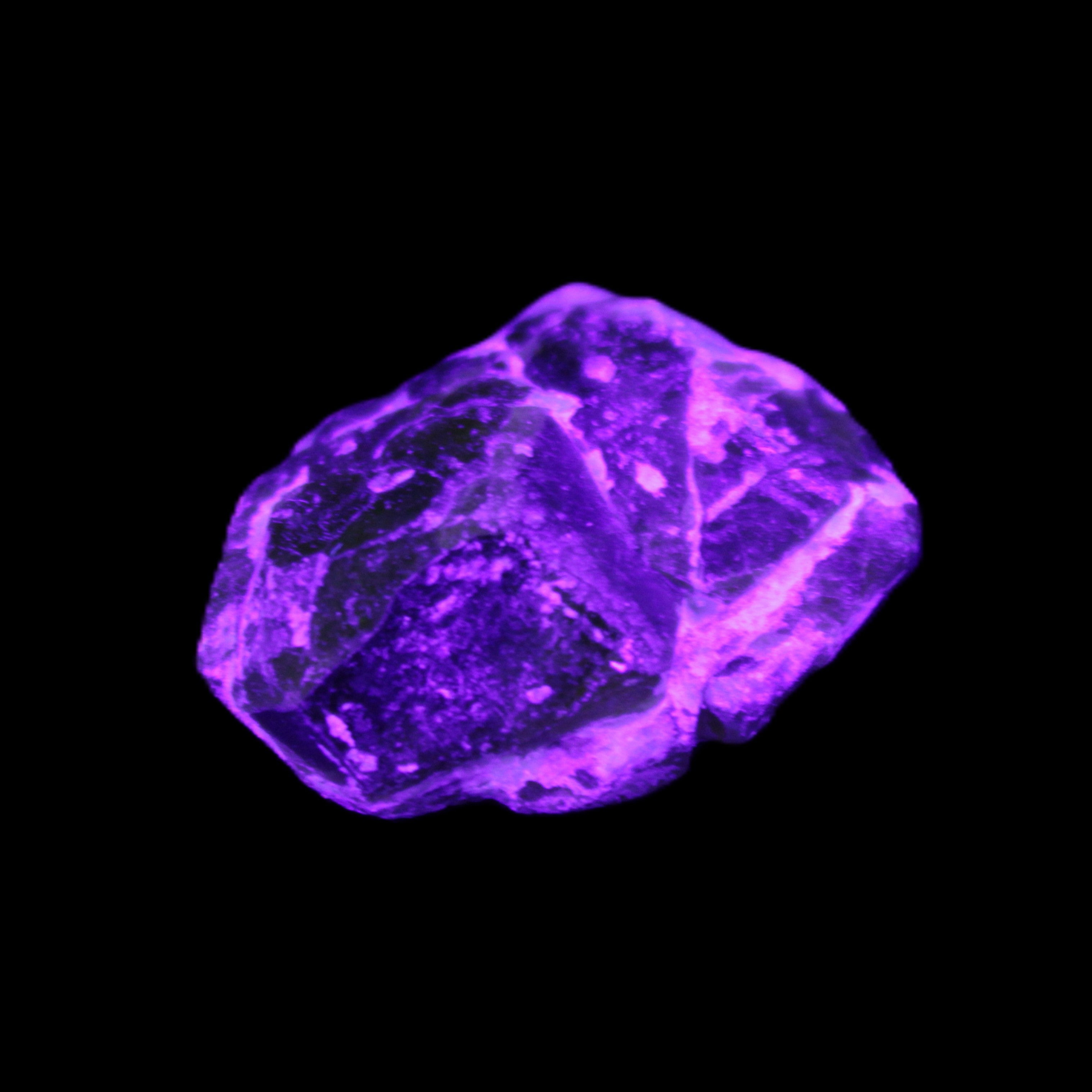 Green Garnet from Pakistan 25*19*9mm crystal 10.0g in UV light - Rocks and Things Store