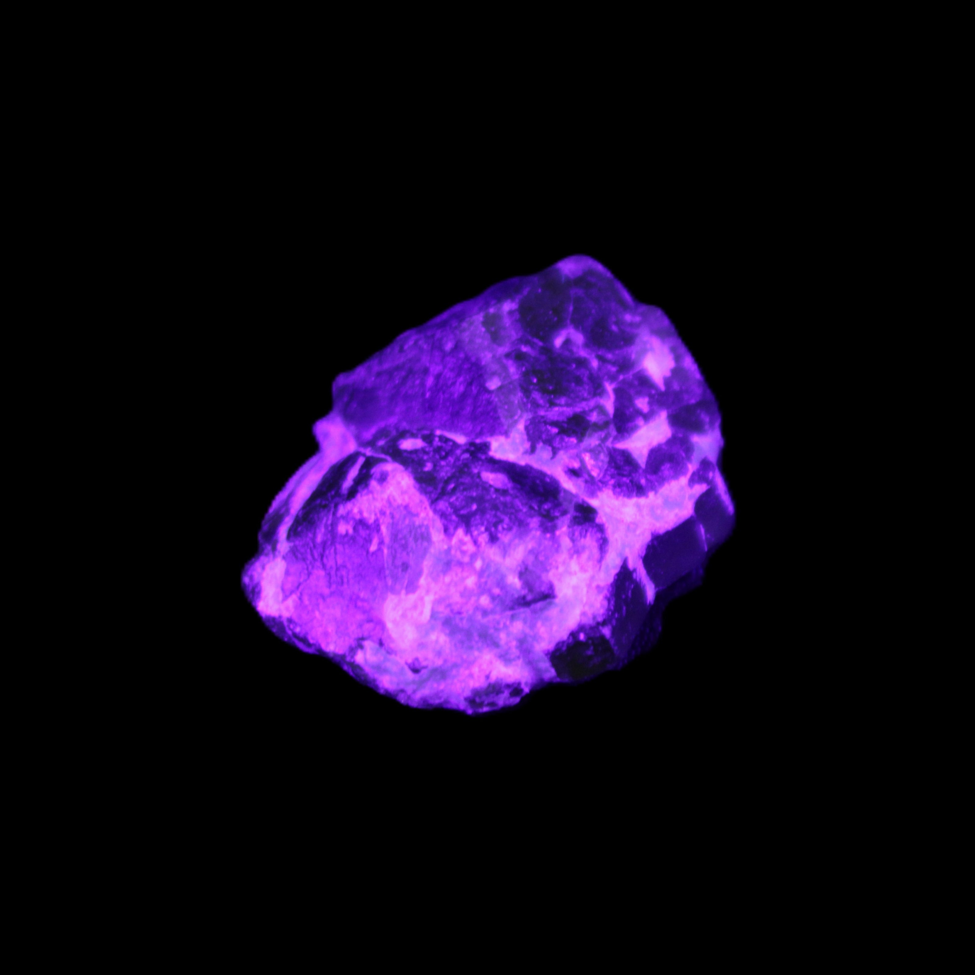 Green Garnet from Pakistan 25*19*9mm crystal 10.0g in UV light - Rocks and Things Store