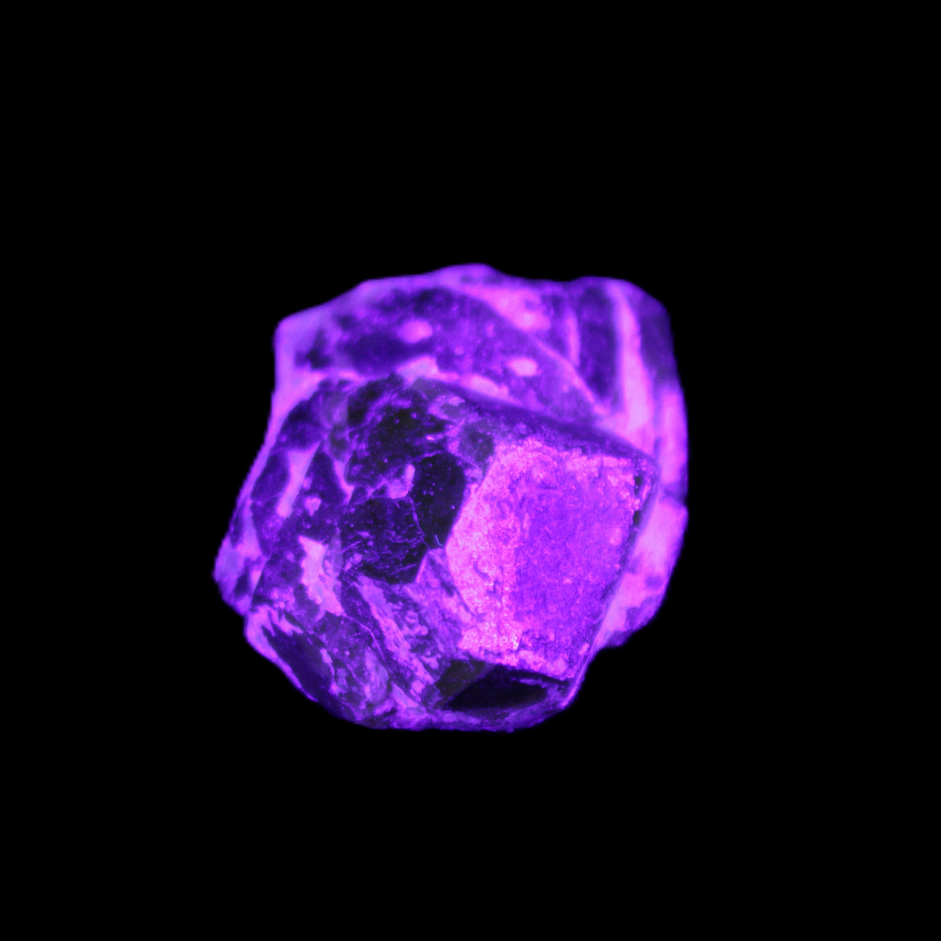 Green Garnet from Pakistan 25*19*9mm crystal 10.0g in UV light - Rocks and Things Store