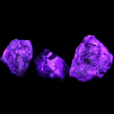Green Garnet from Pakistan 3 crystals 20/15mm 12.6g in UV light - Rocks and Things Store