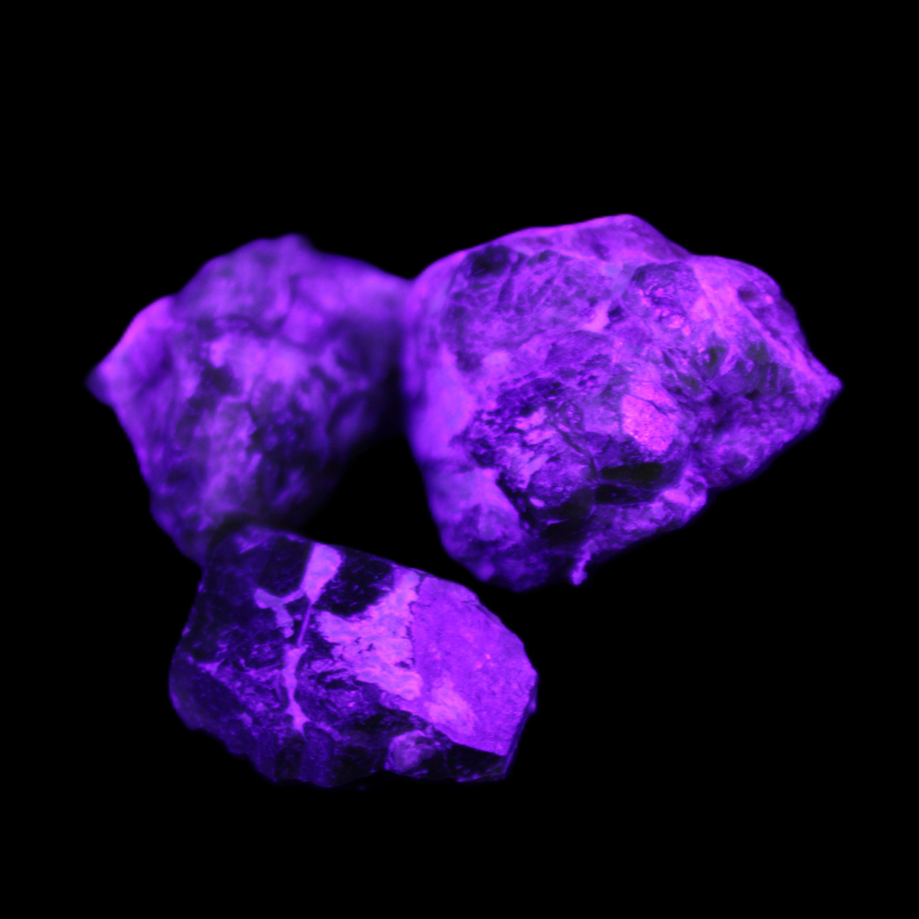 Green Garnet from Pakistan 3 crystals 20/15mm 12.6g in UV light - Rocks and Things Store