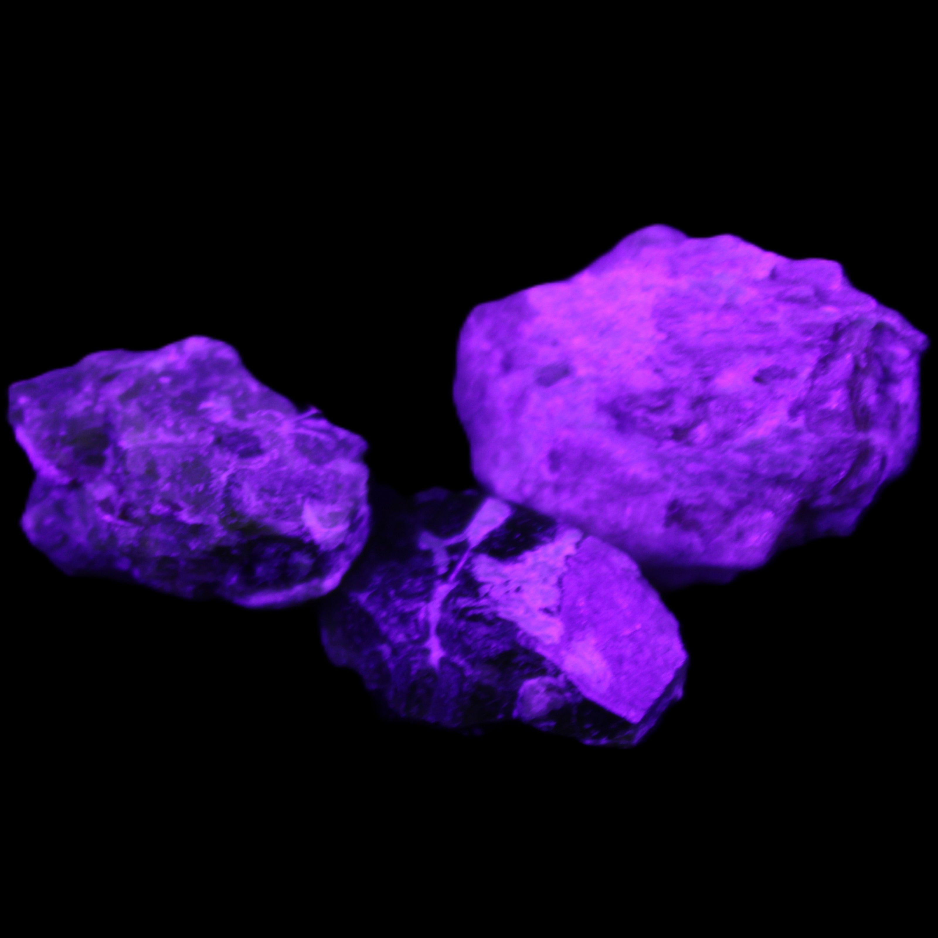 Green Garnet from Pakistan 3 crystals 20/15mm 12.6g in UV light - Rocks and Things Store