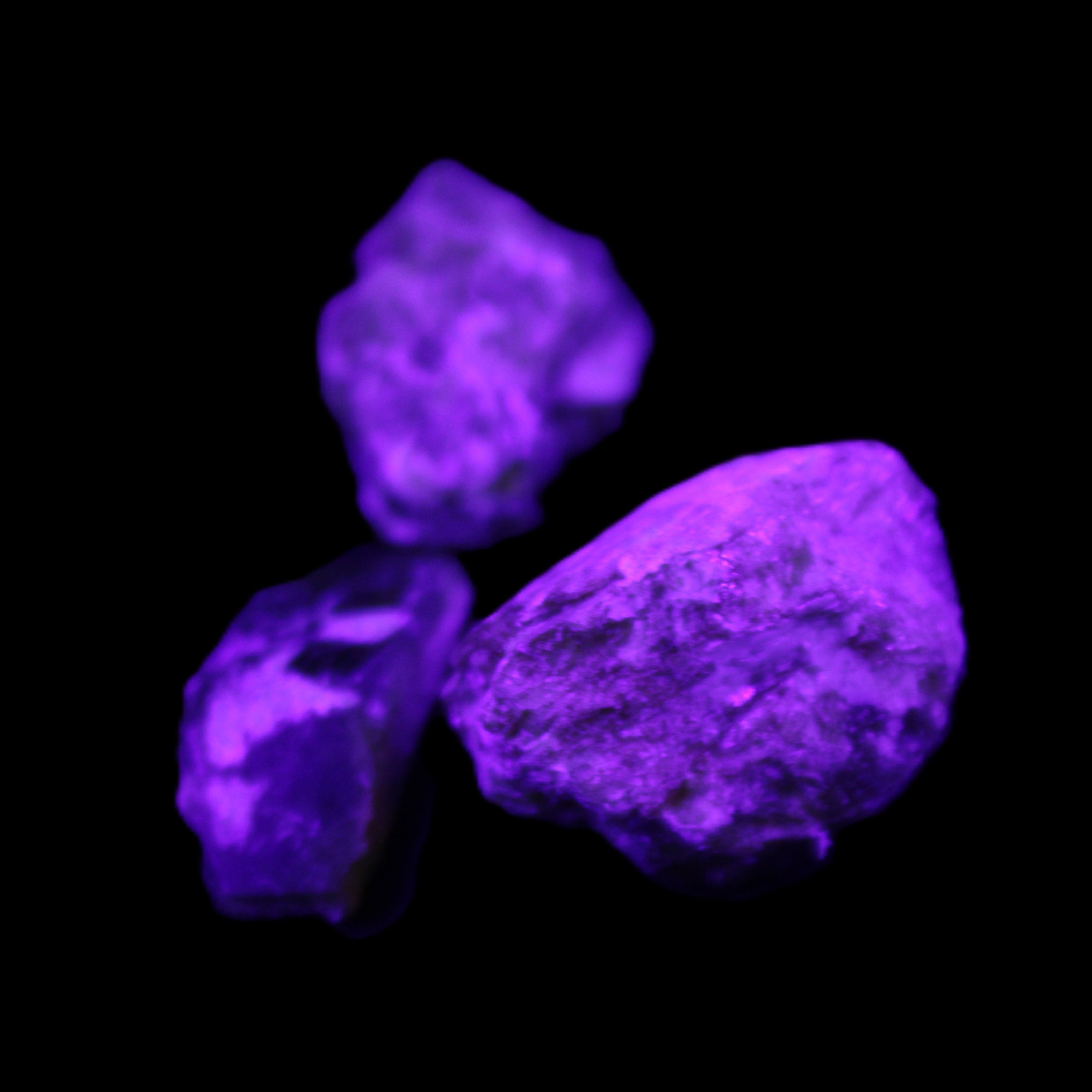 Green Garnet from Pakistan 3 crystals 20/15mm 12.6g in UV light - Rocks and Things Store