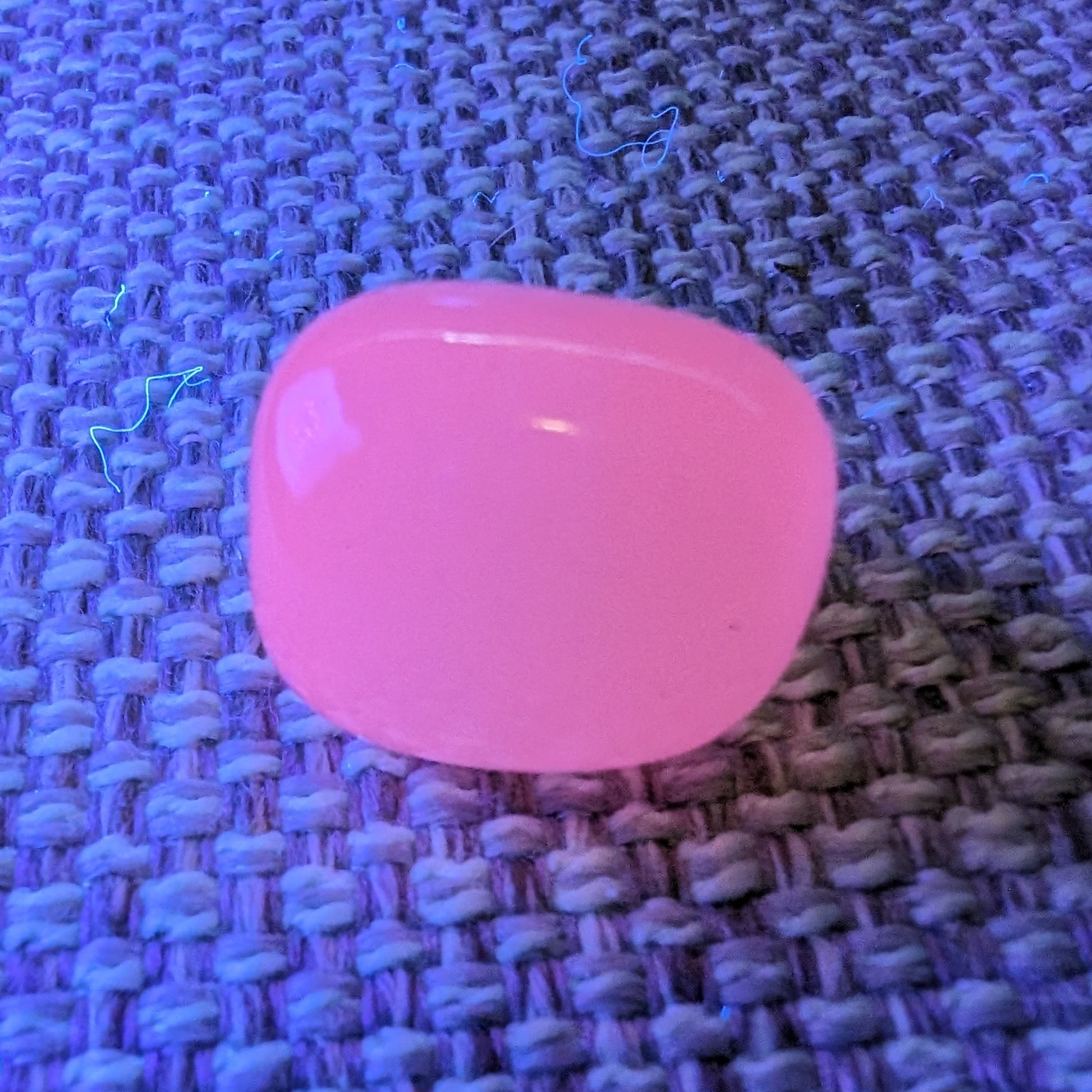 Mangano Calcite UV bright-pink-reactive tumbled stone 9-10g Rocks and Things