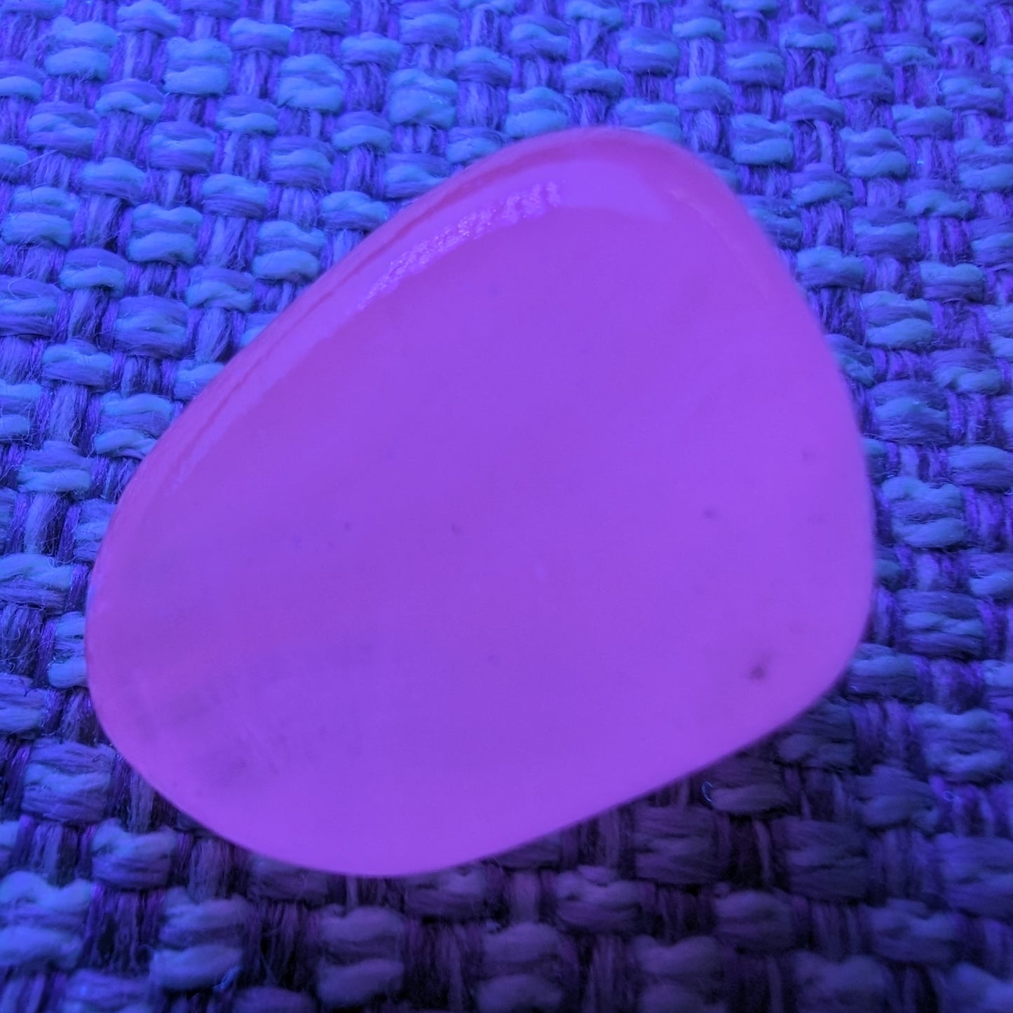 Mangano Calcite UV bright-pink-reactive tumbled stone 9-10g Rocks and Things