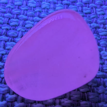 Mangano Calcite UV bright-pink-reactive tumbled stone 9-10g Rocks and Things