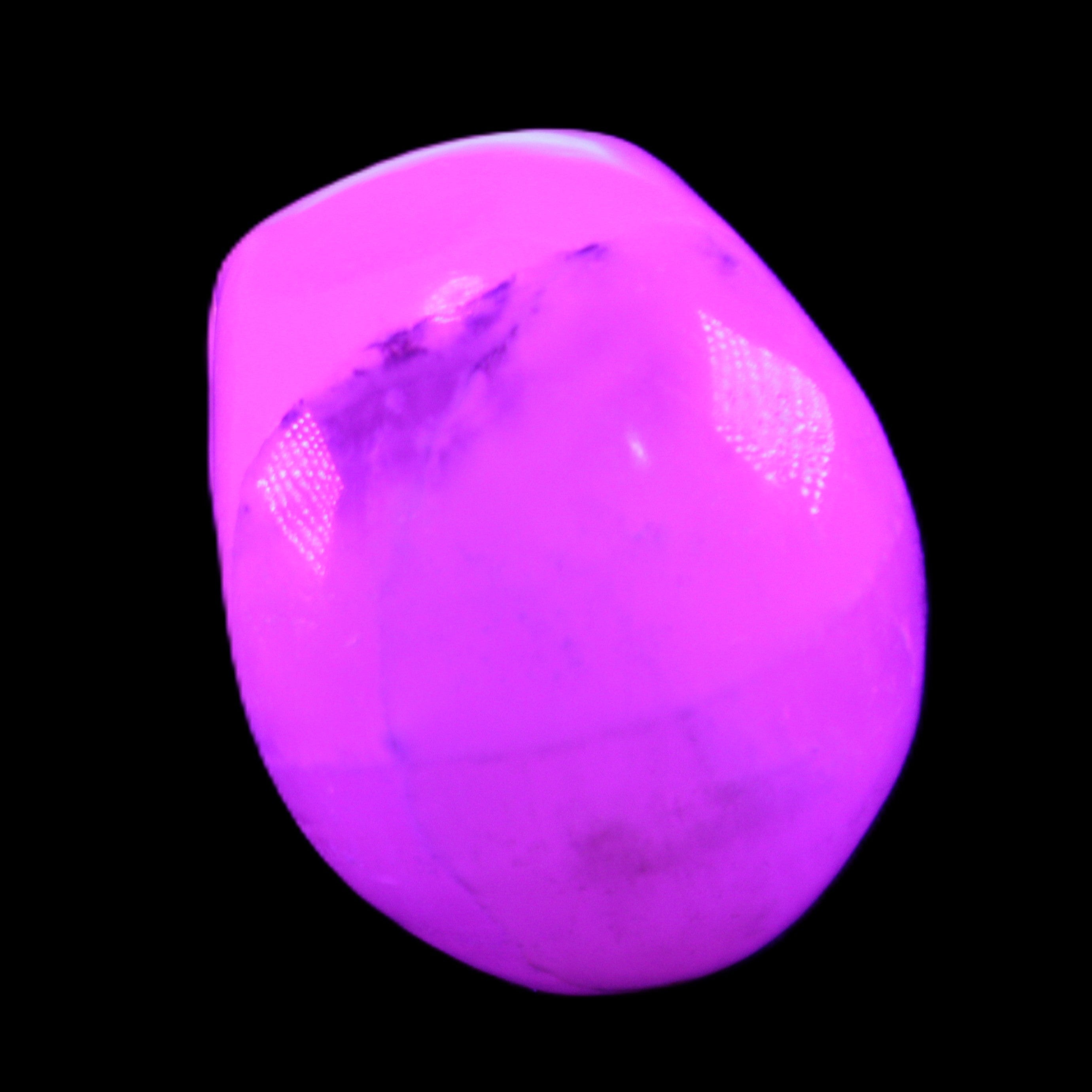 Mangano Calcite skull 35*47*40mm 117g in UV light - Rocks and Things Store