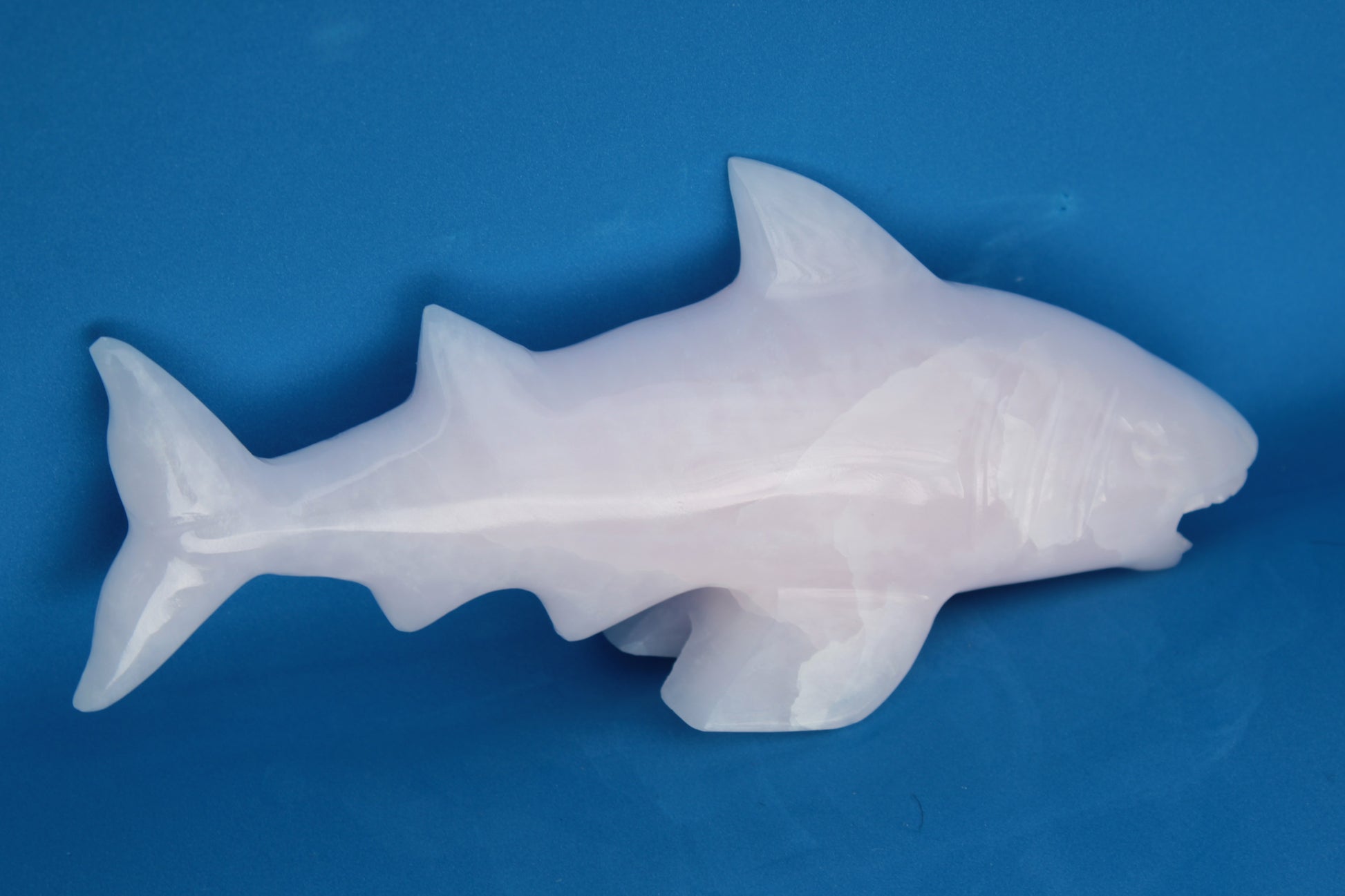 Mangano Calcite hand-carved shark 687g Rocks and Things