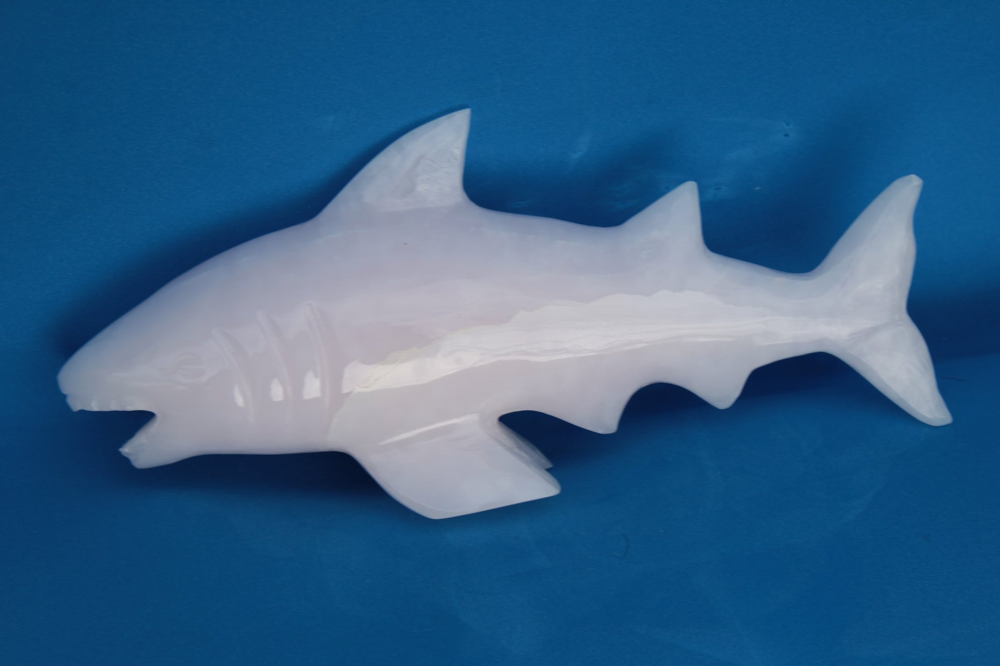 Mangano Calcite hand-carved shark 687g Rocks and Things