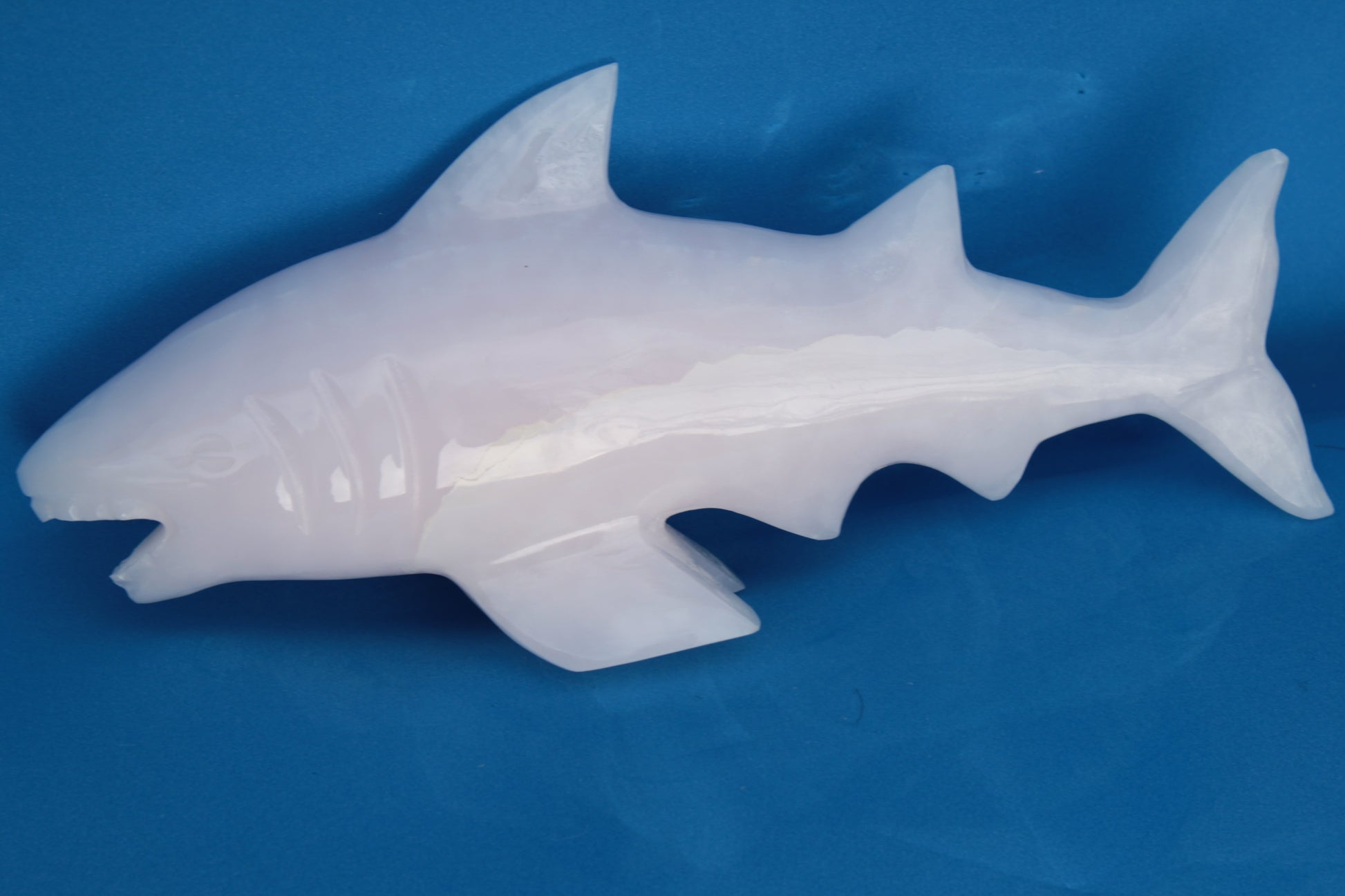 Mangano Calcite hand-carved shark 687g Rocks and Things