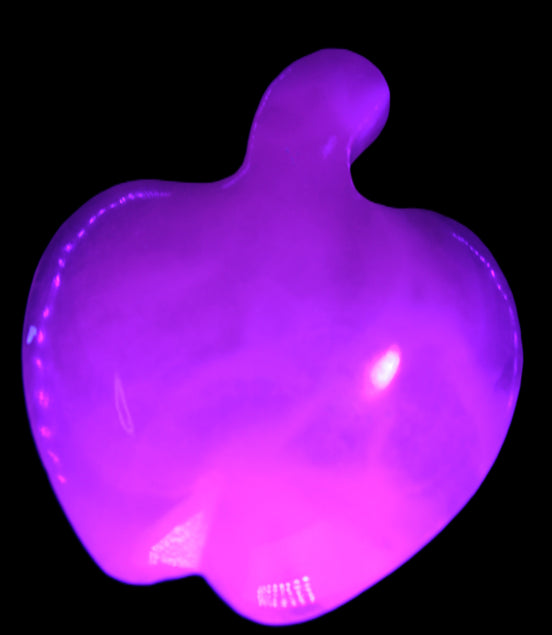 Mangano Calcite apple 37.8g in UV light