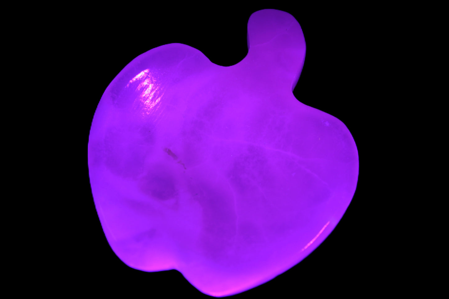 Mangano Calcite apple 37.8g in UV light