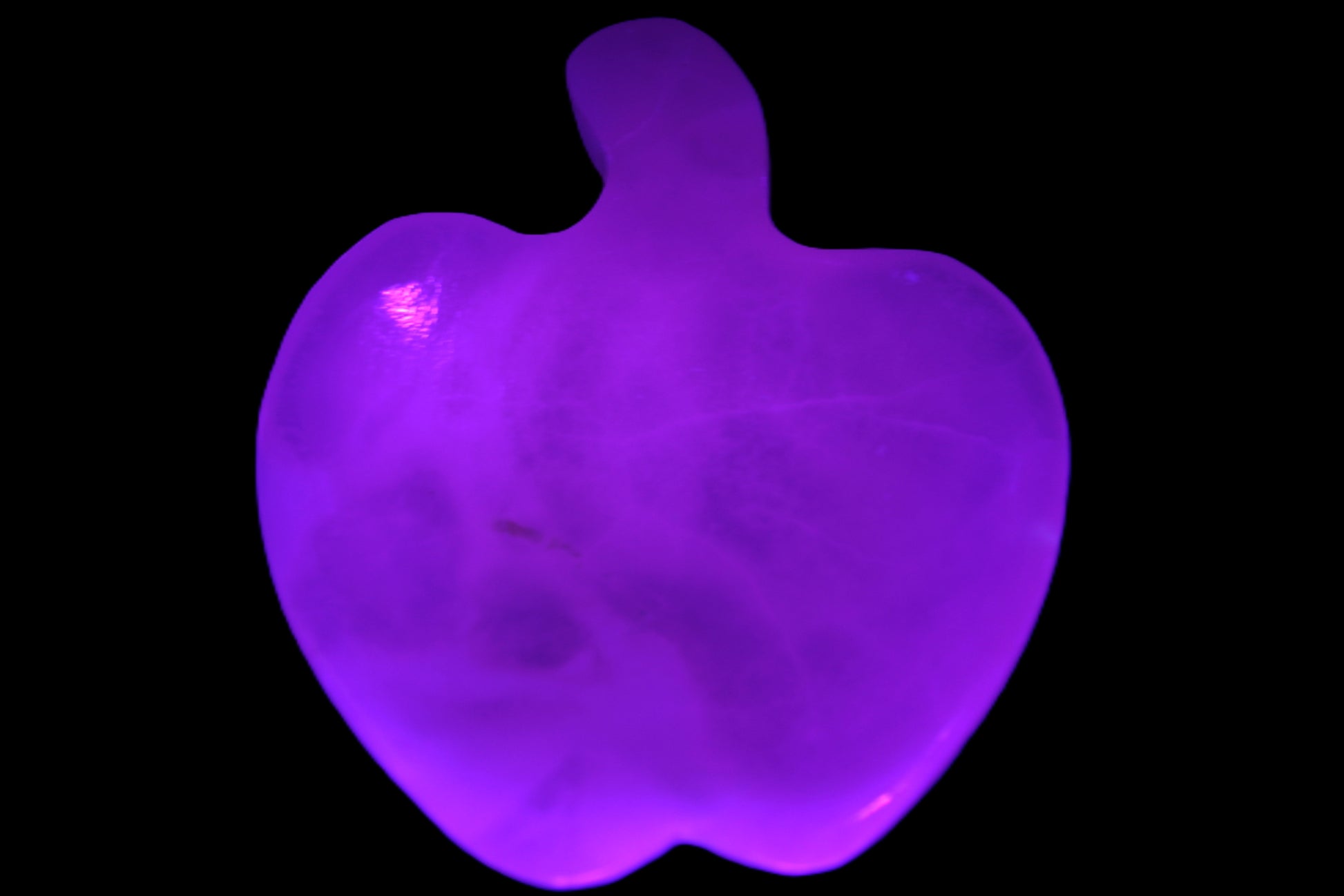 Mangano Calcite apple 37.8g in UV light