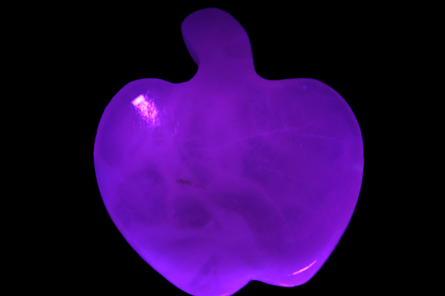 Mangano Calcite apple 37.8g in UV light