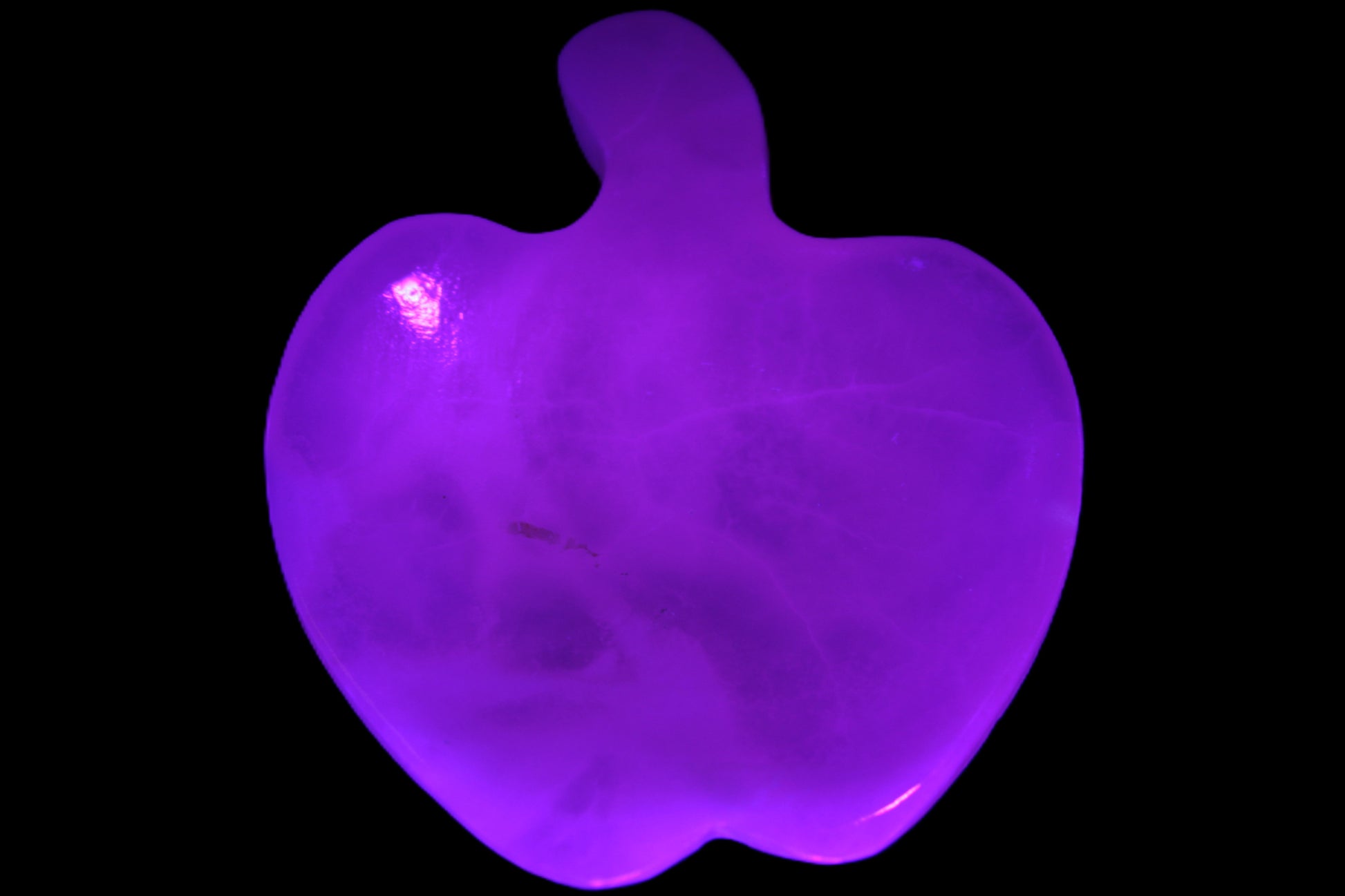 Mangano Calcite apple 37.8g in UV light