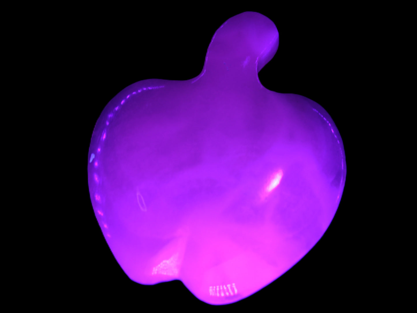 Mangano Calcite apple 37.8g in UV light