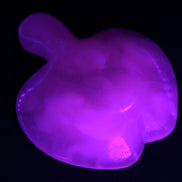 Mangano Calcite apple 62-68g in UV light