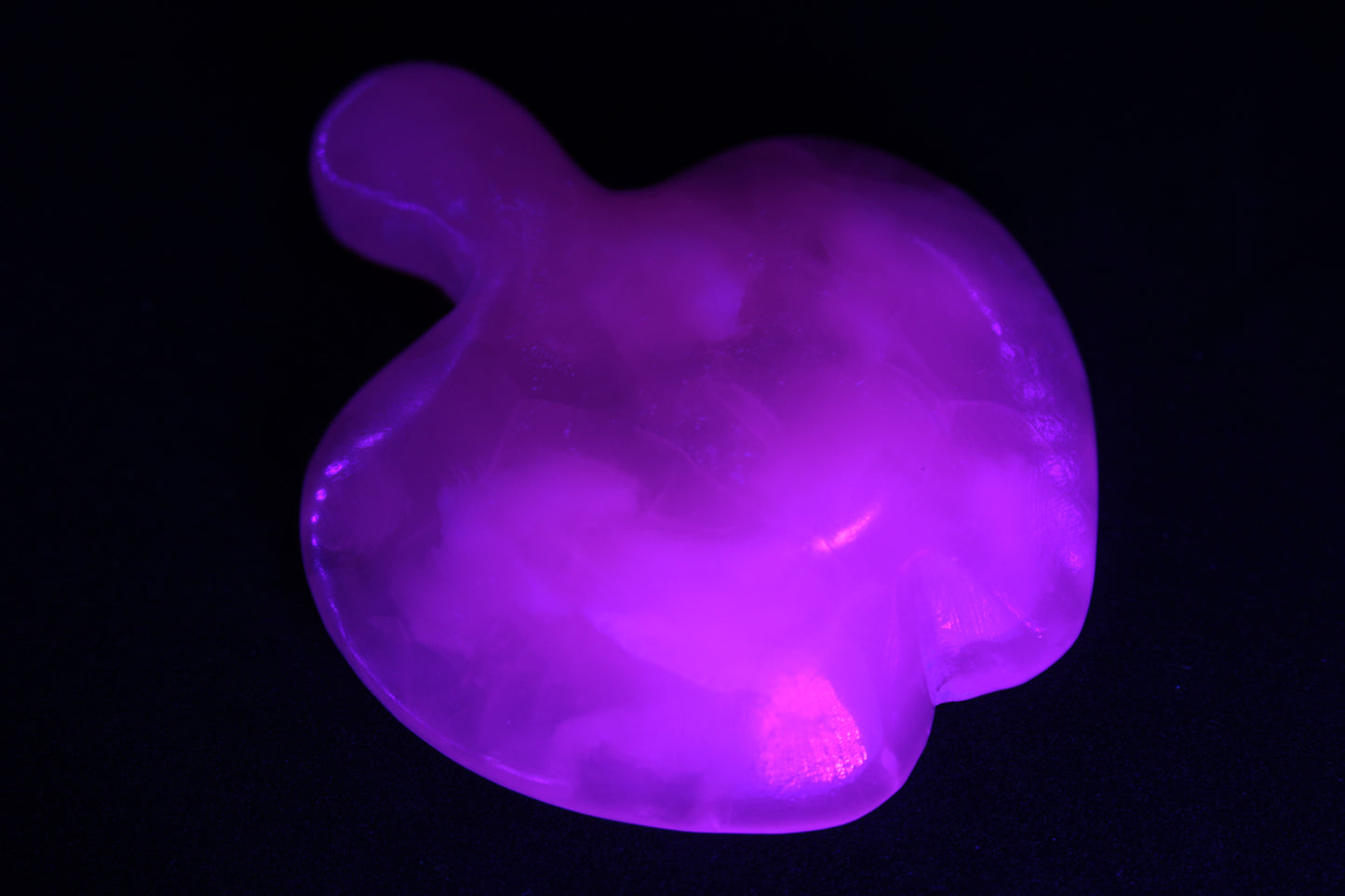 Mangano Calcite apple 62-68g in UV light