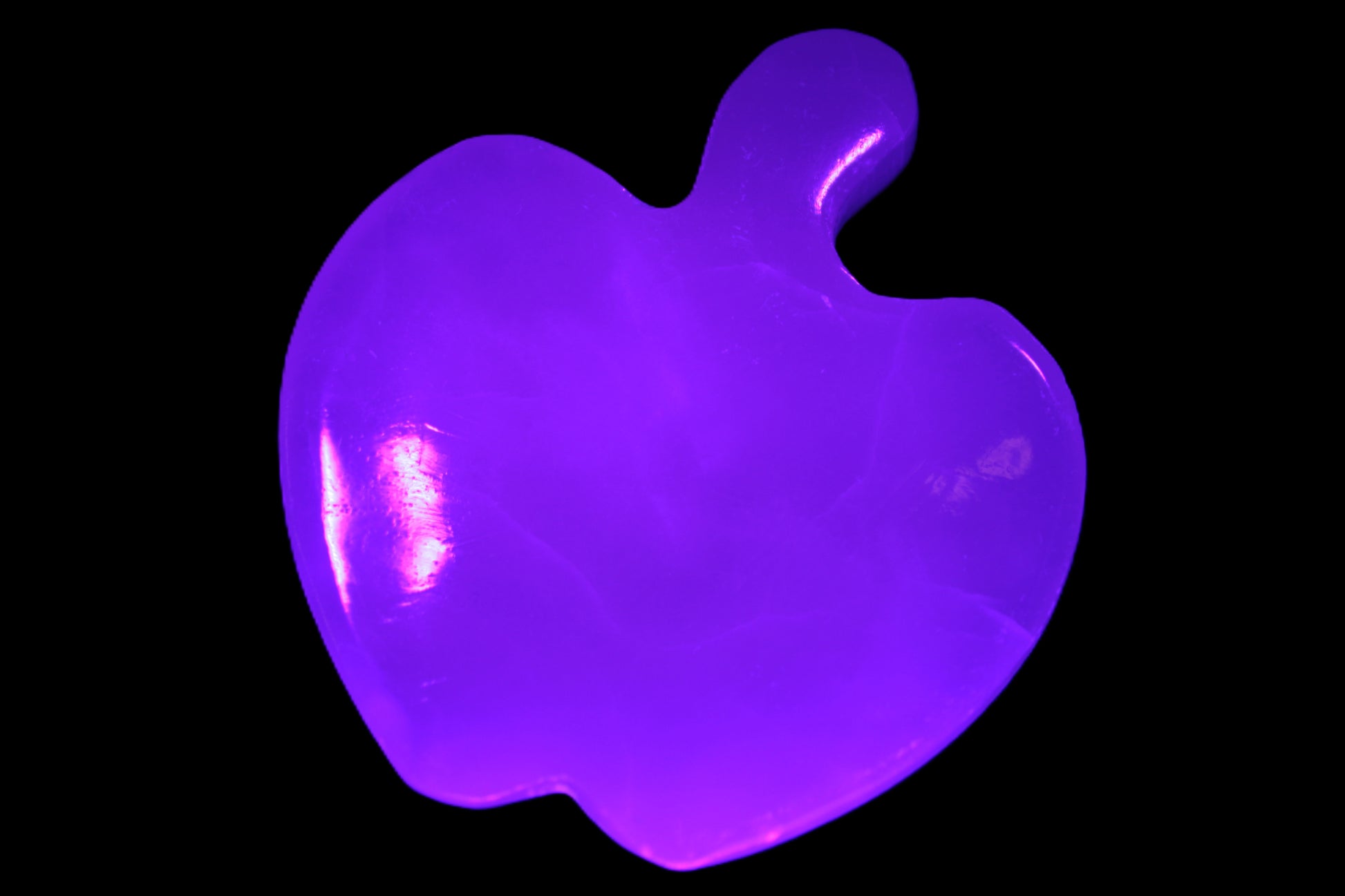 Mangano Calcite apple 62-68g in UV light