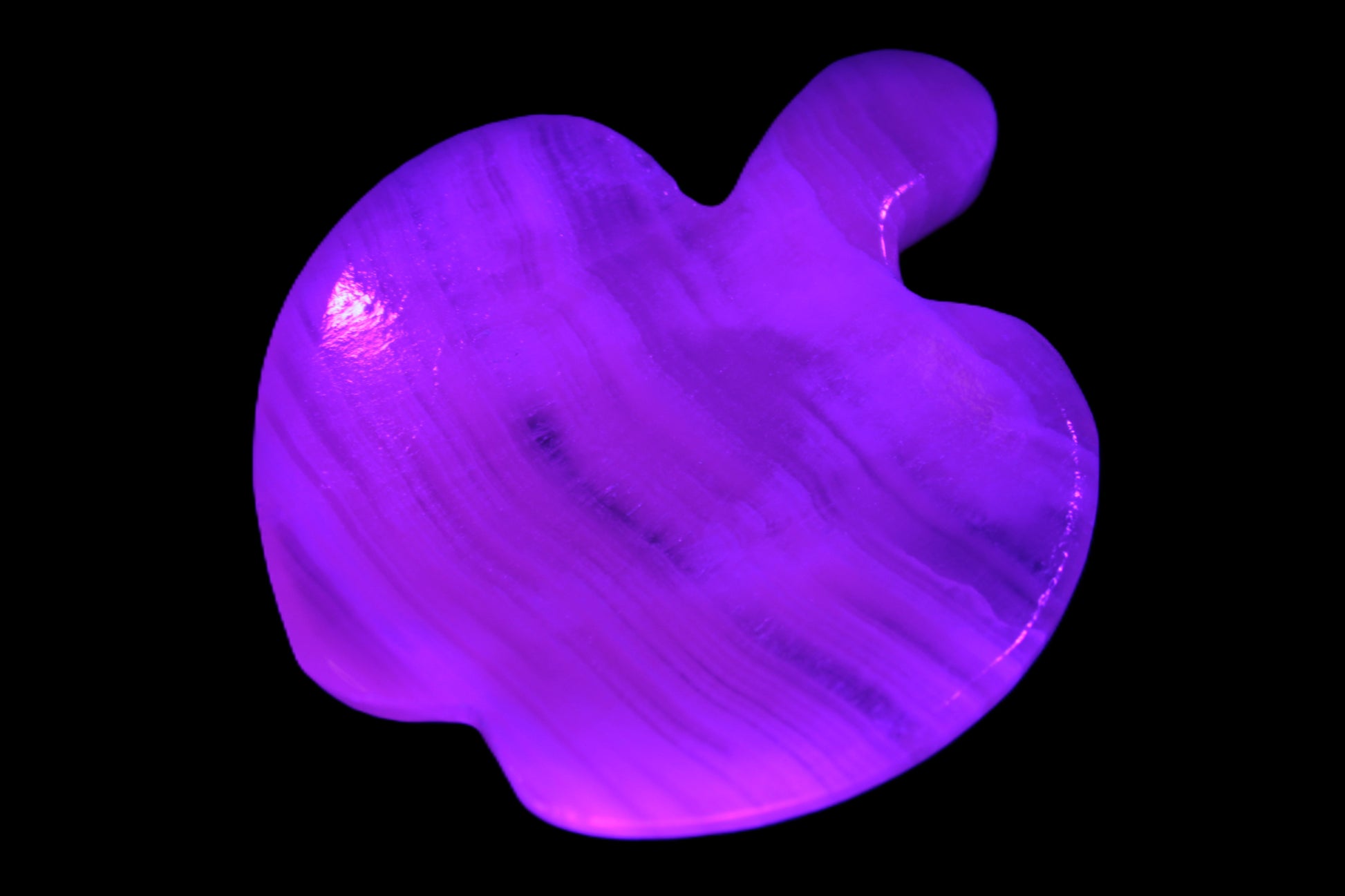 Mangano Calcite apple 50-59g in UV light