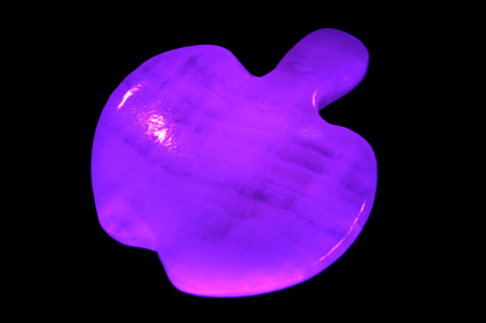 Mangano Calcite apple 50-59g in UV light