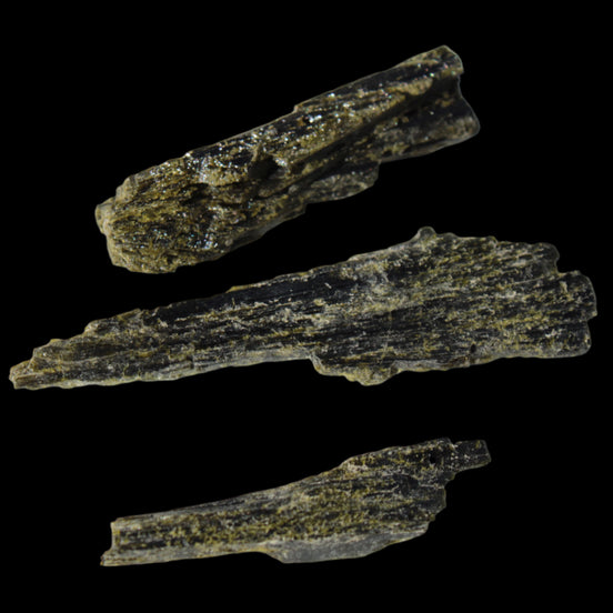 Long blade Epidote 3 crystals 69.7ct  13.9g in sunshine - Rocks and Things Store