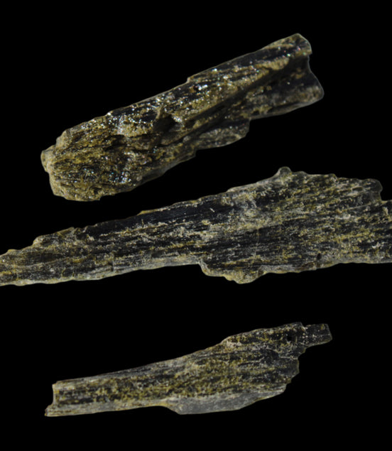 Long blade Epidote 3 crystals 69.7ct  13.9g in sunshine - Rocks and Things Store
