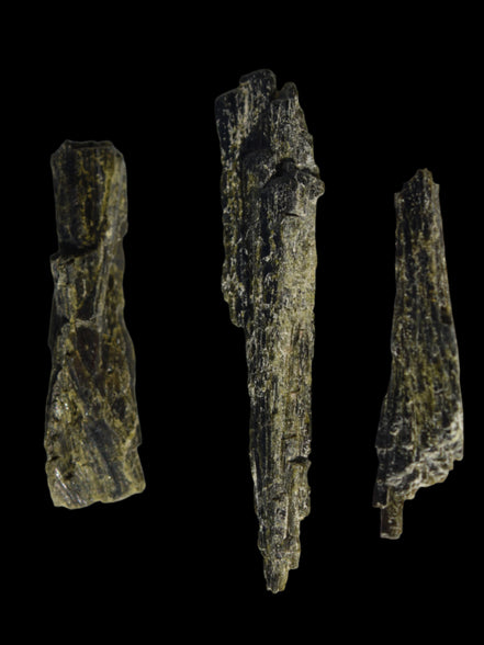 Long blade Epidote 3 crystals 69.7ct  13.9g in sunshine - Rocks and Things Store