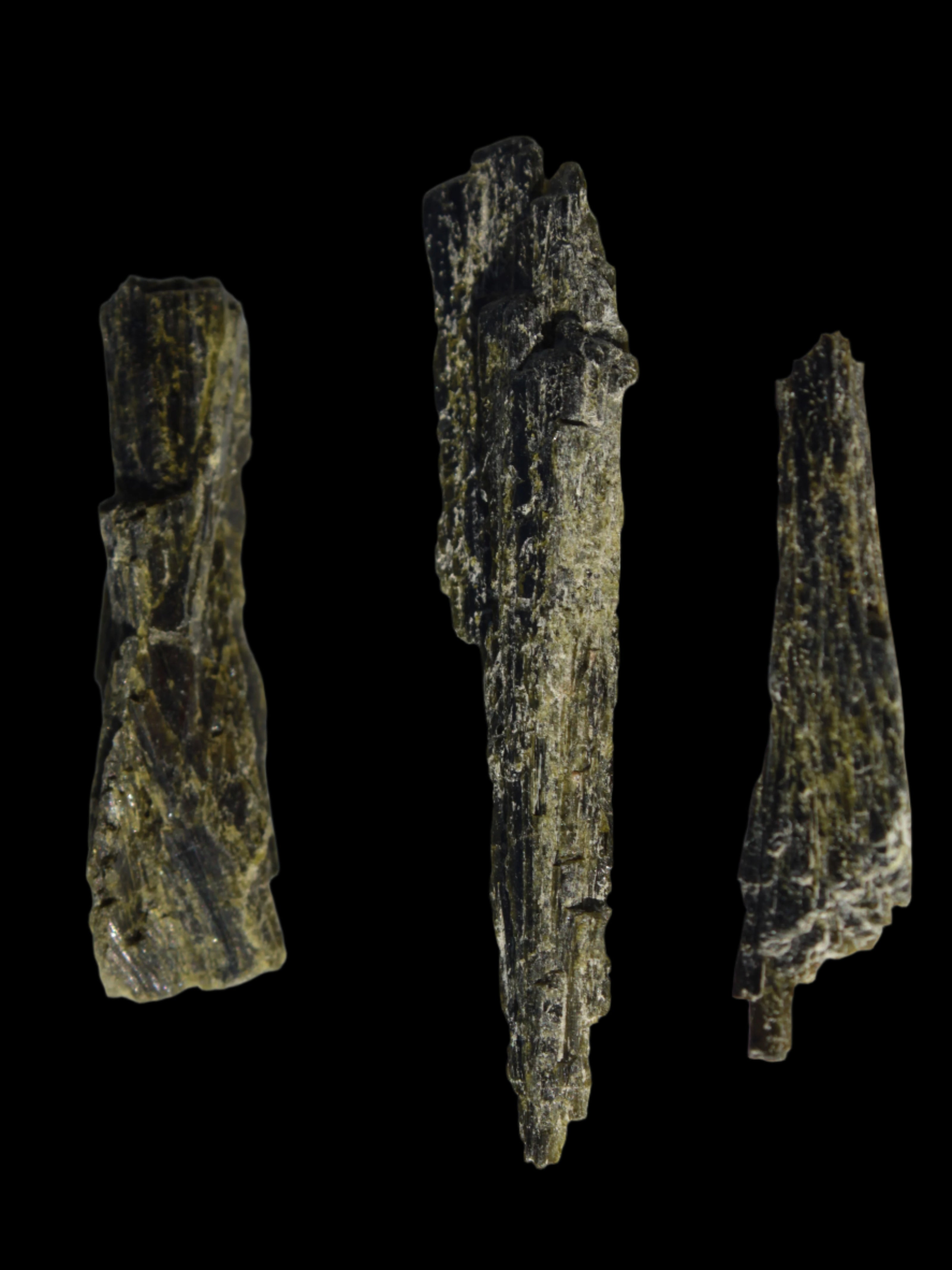 Long blade Epidote 3 crystals 69.7ct  13.9g in sunshine - Rocks and Things Store