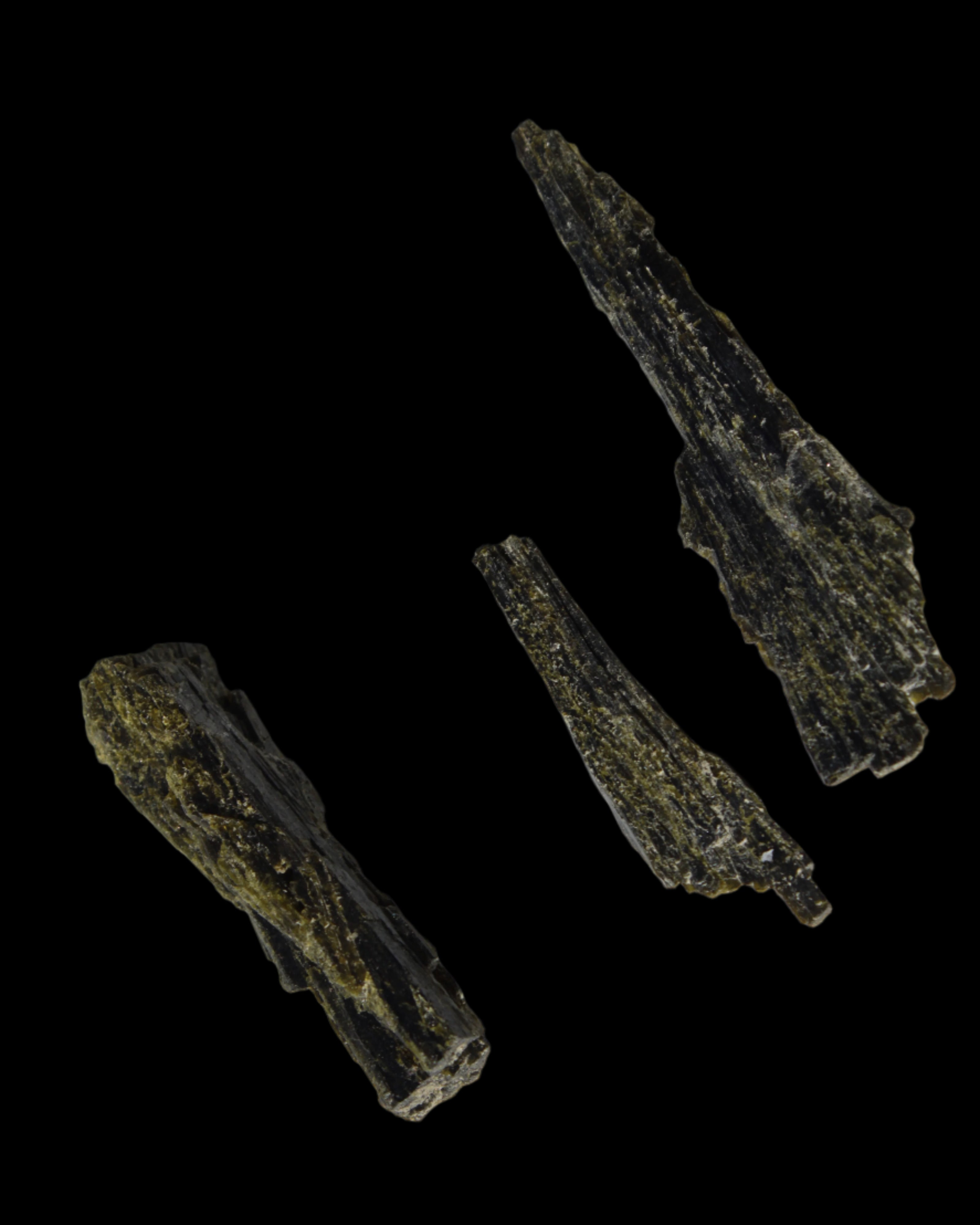 Long blade Epidote 3 crystals 69.7ct  13.9g in sunshine - Rocks and Things Store