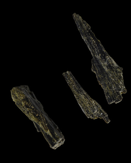 Long blade Epidote 3 crystals 69.7ct  13.9g in sunshine - Rocks and Things Store