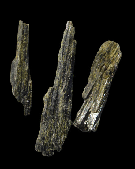 Long blade Epidote 3 crystals 69.7ct  13.9g in sunshine - Rocks and Things Store