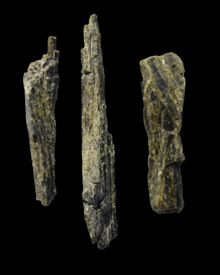 Long blade Epidote 3 crystals 69.7ct  13.9g in sunshine - Rocks and Things Store