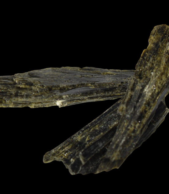 Epidote 3 crystals 30-38mm 33.9ct 6.8g in sunlight - Rocks and Things Store