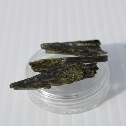 Epidote 3 crystals 30-38mm  33.9ct  6.8g Rocks and Things