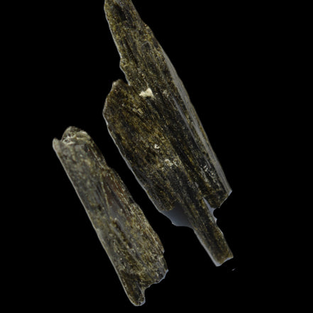 Epidote 3 crystals 30-38mm 33.9ct  6.8g in sunlight - Rocks and Things Store