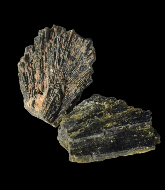 Epidote 2 crystals 35/39ct 7g in sunshine - Rocks and Things Store